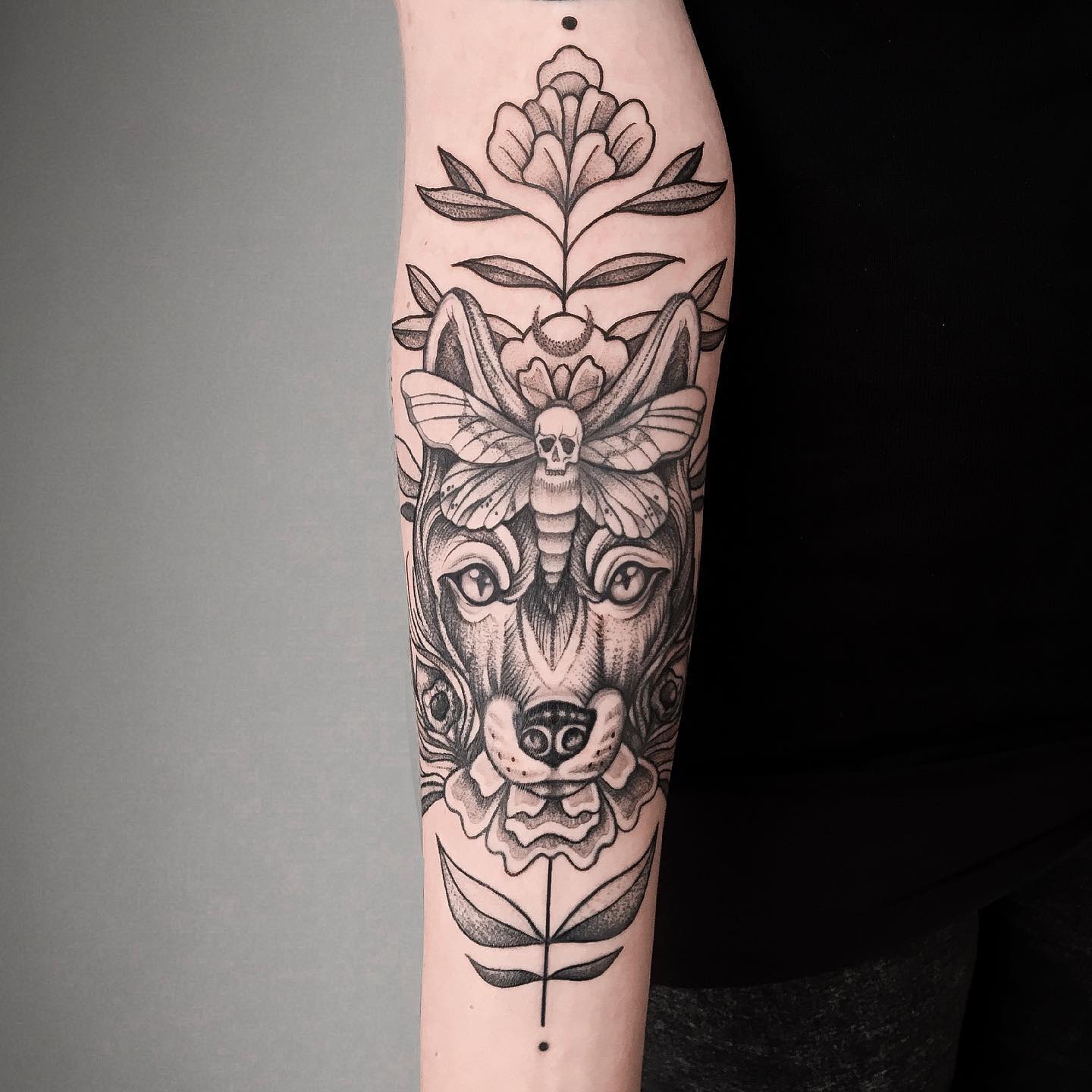 Tatuaje de zorro en el brazo.