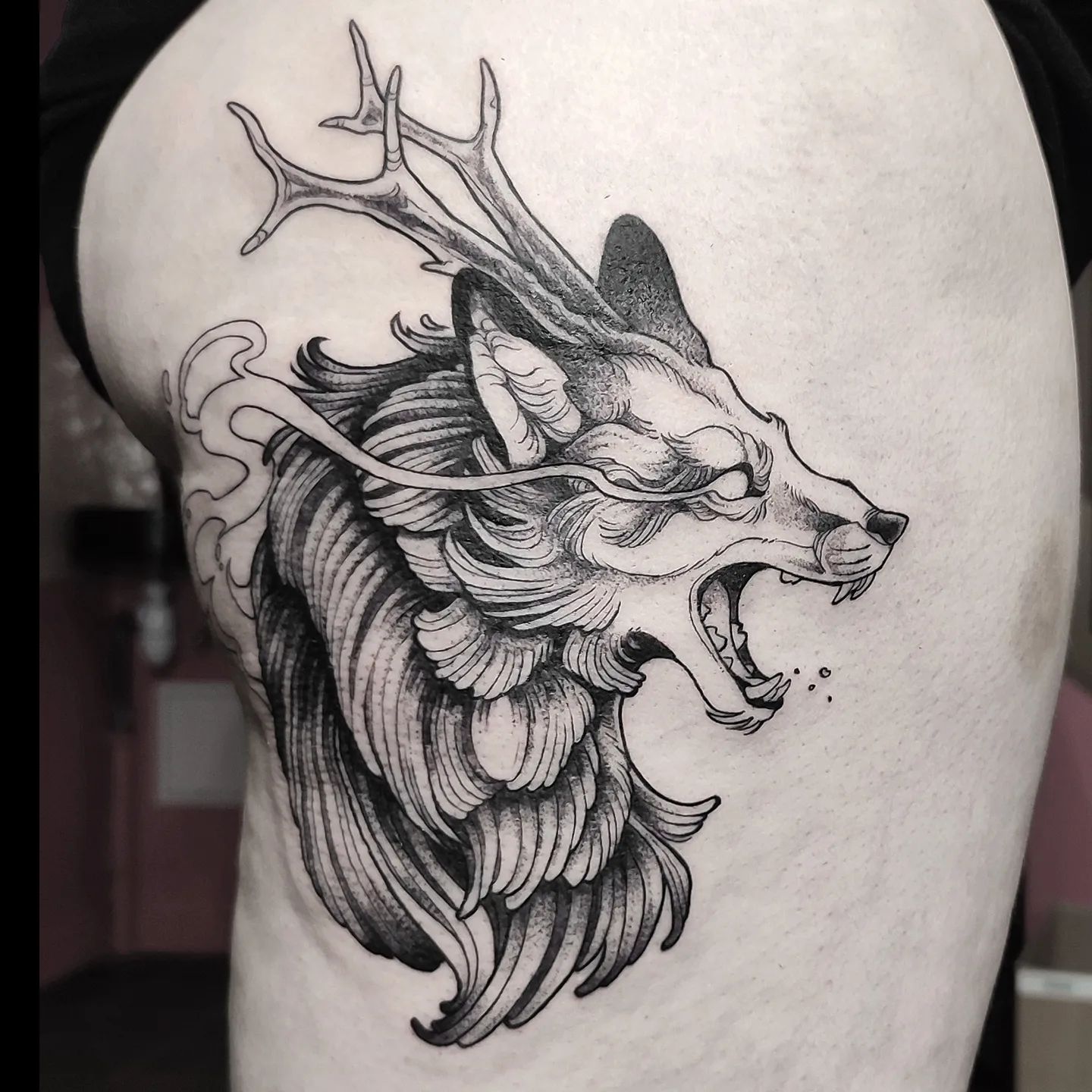 Tatuaje de zorro en el muslo tinta negra