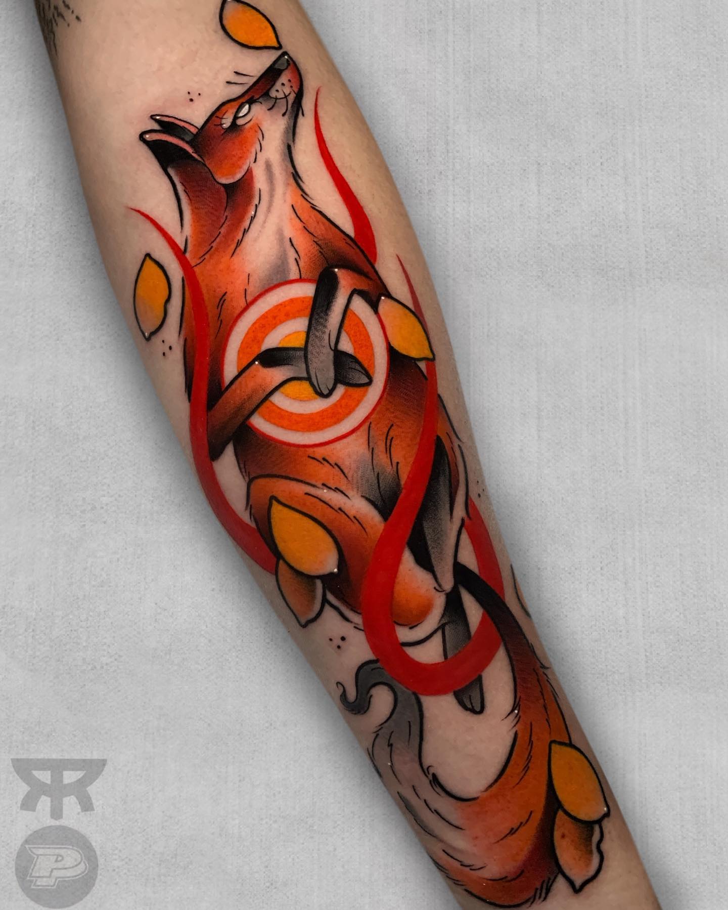 Tatuaje de zorro rojo brillante y naranja.