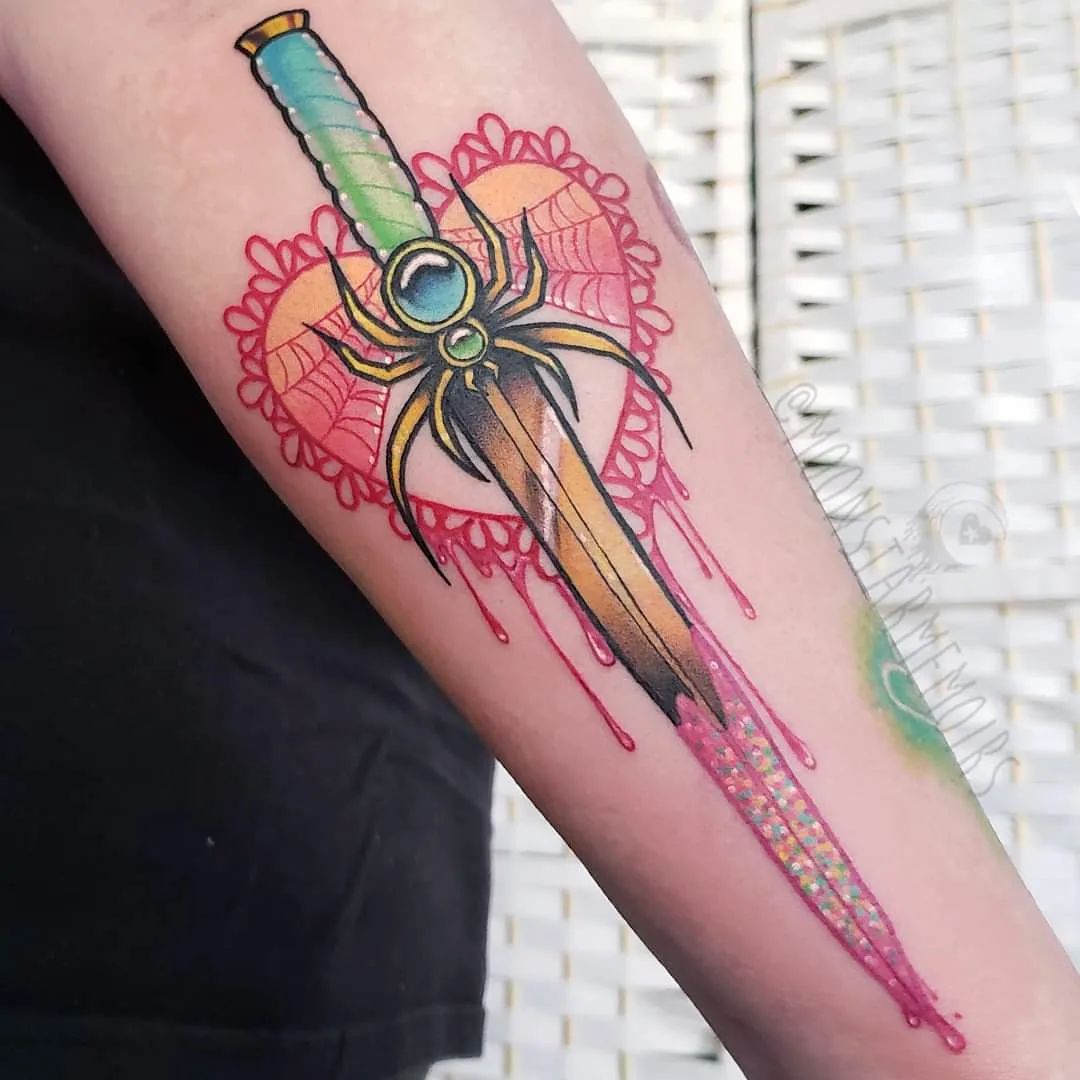 Tatuaje divertido y floral de daga