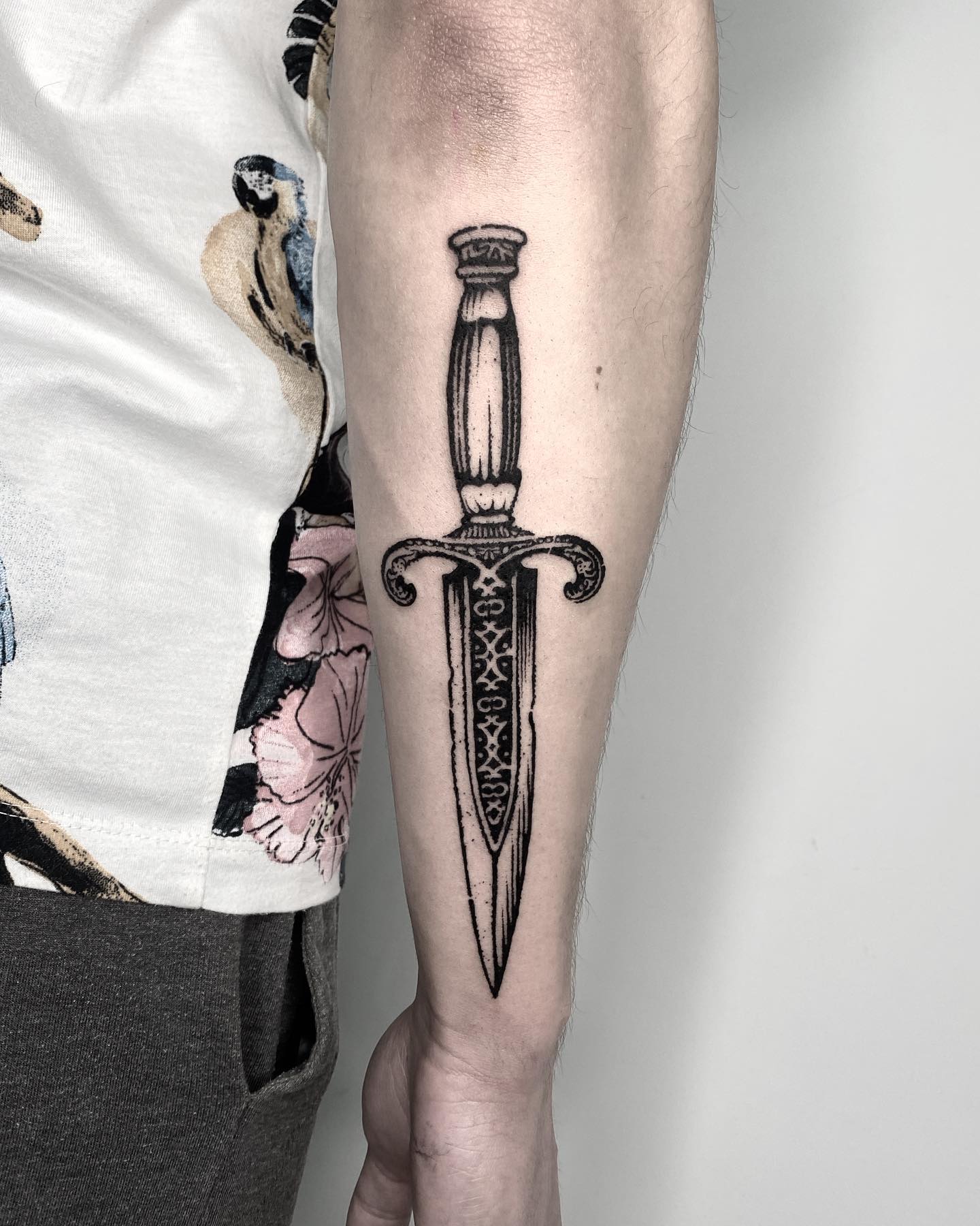 ¿Qué simboliza un tatuaje de daga?
