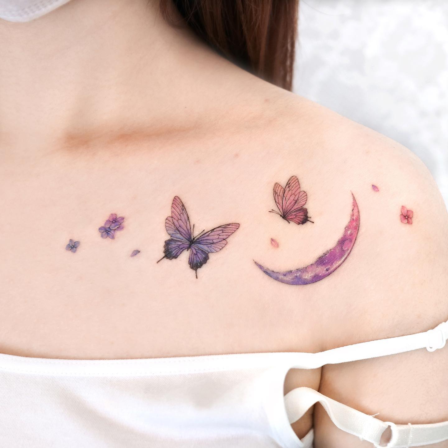 Butterfly y Tatuaje de la Luna en la Clavícula