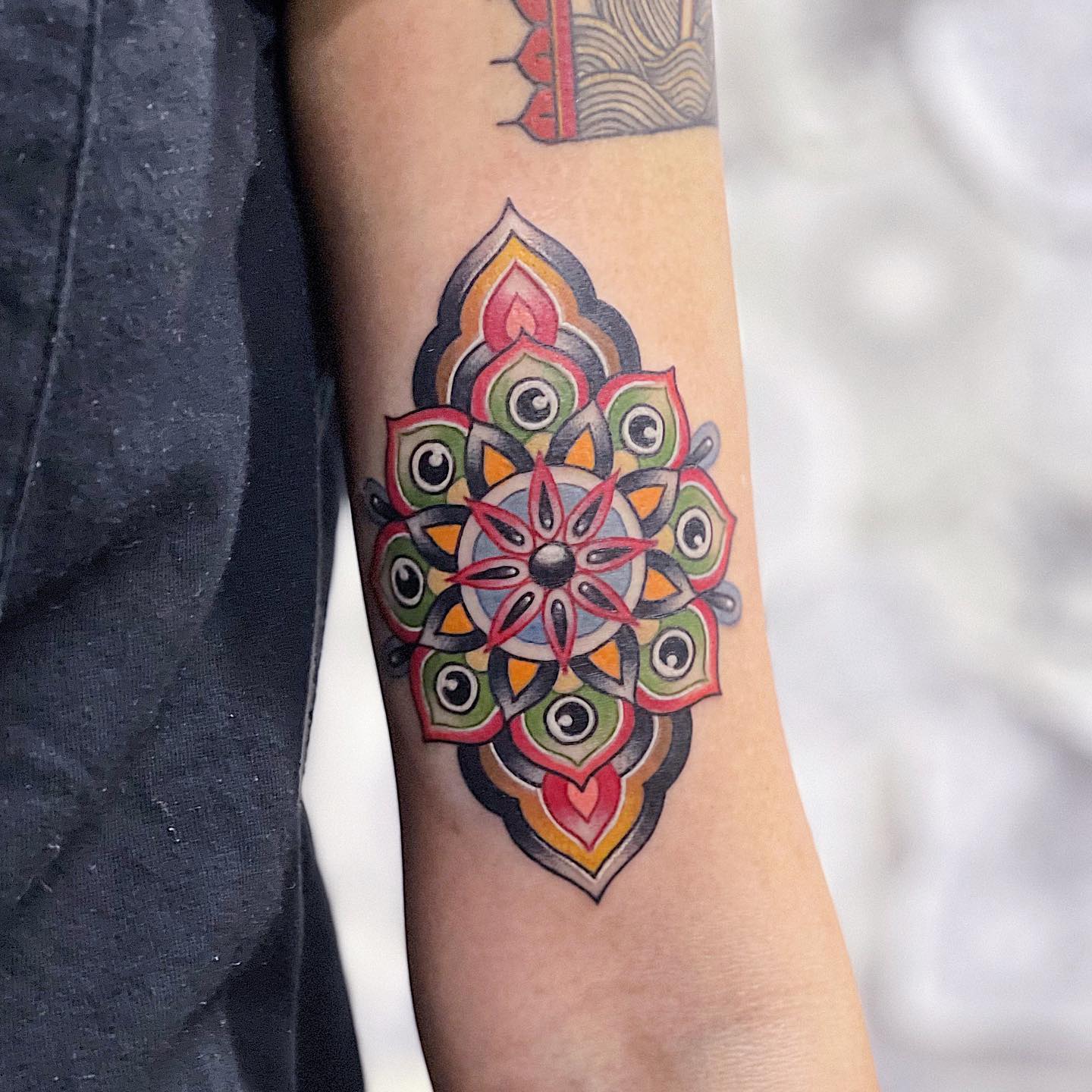 Diseño de Mandala Brillante Tatuaje en el Codo
