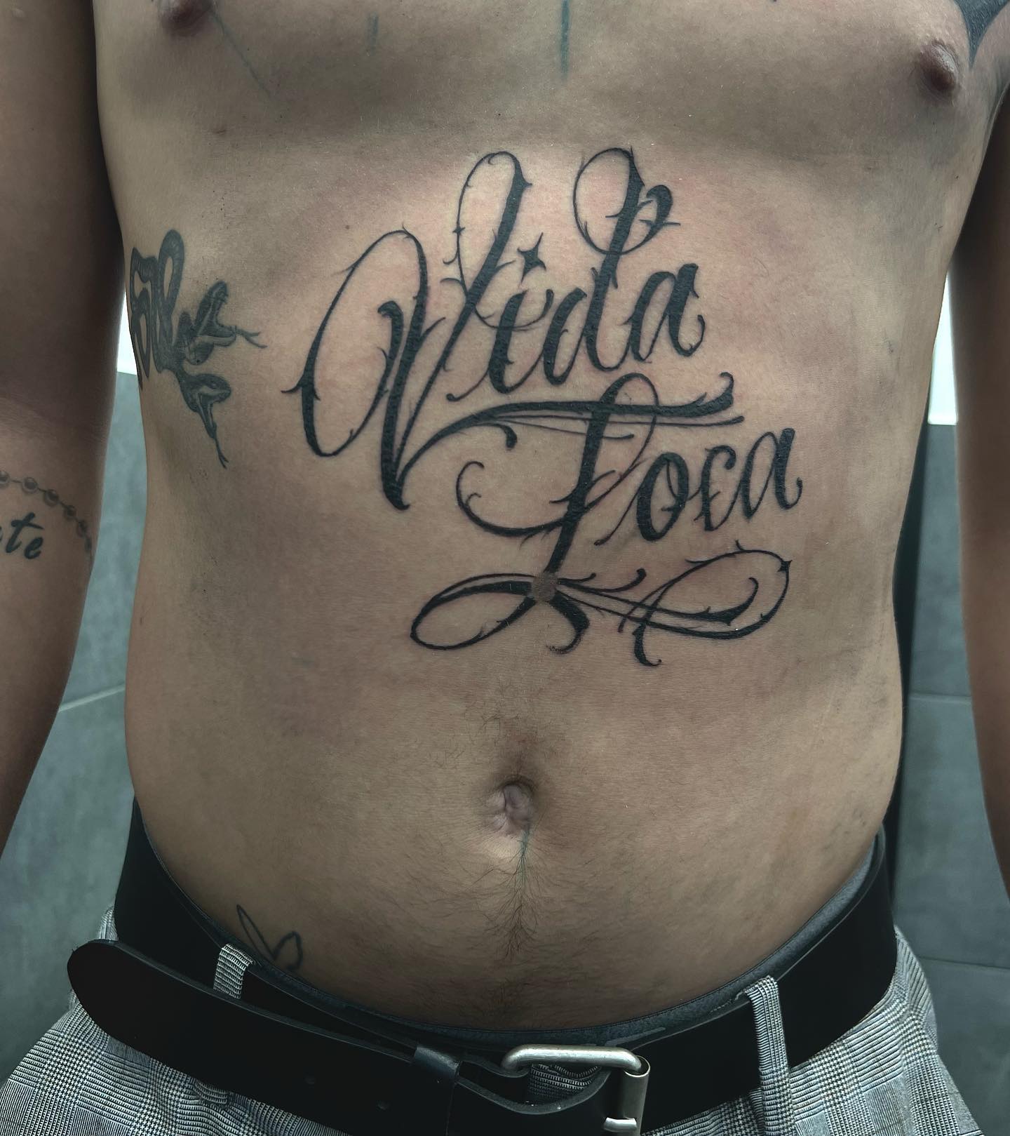 Diseño de tatuaje Chicano estomacal.