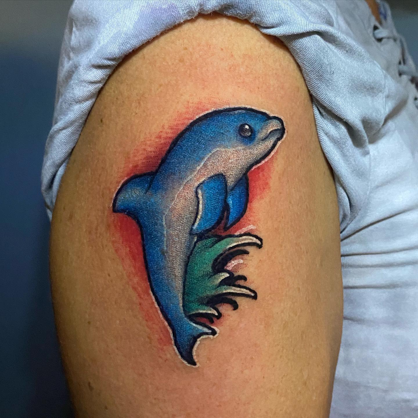 Diseño de tatuaje de delfín azul lindo