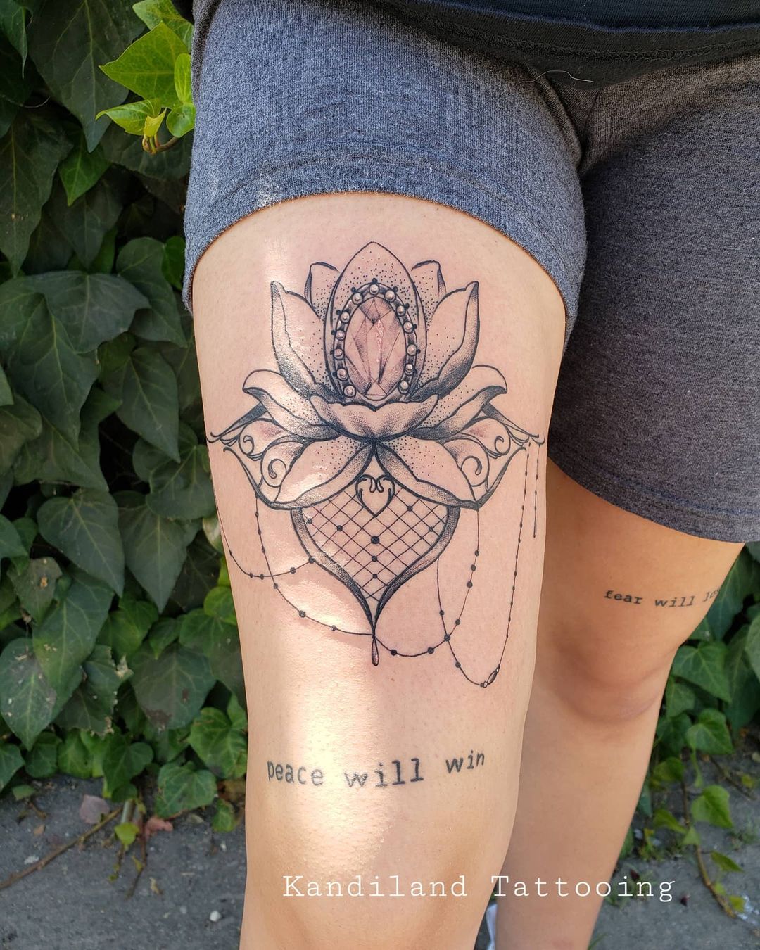 Diseño de tatuaje de muslo de flor mandala