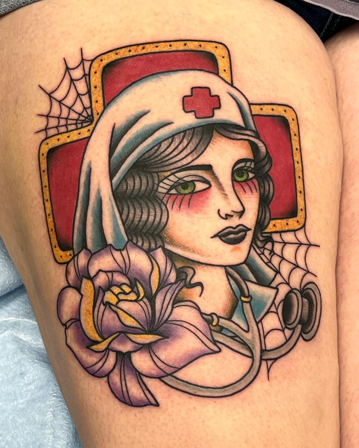 Enfermera Tatuaje en el Muslo