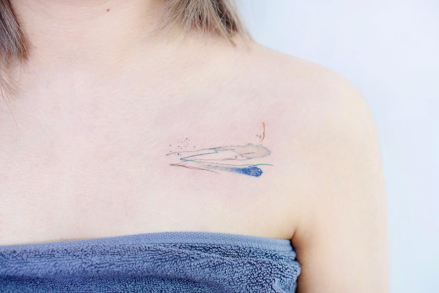 Idea de tatuaje de punto azul clavícula