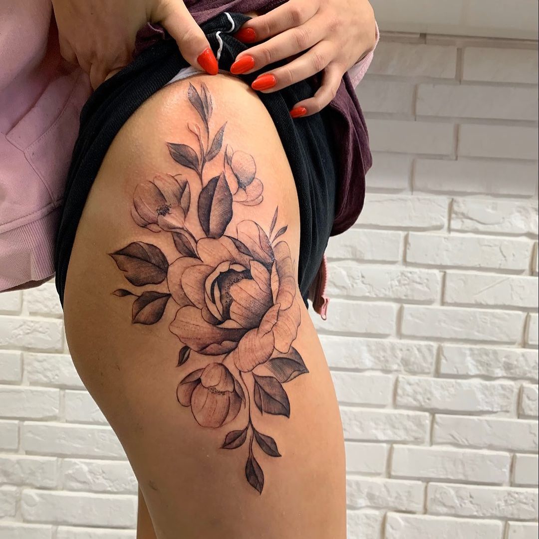 Idea de tatuaje femenino de flor en el muslo