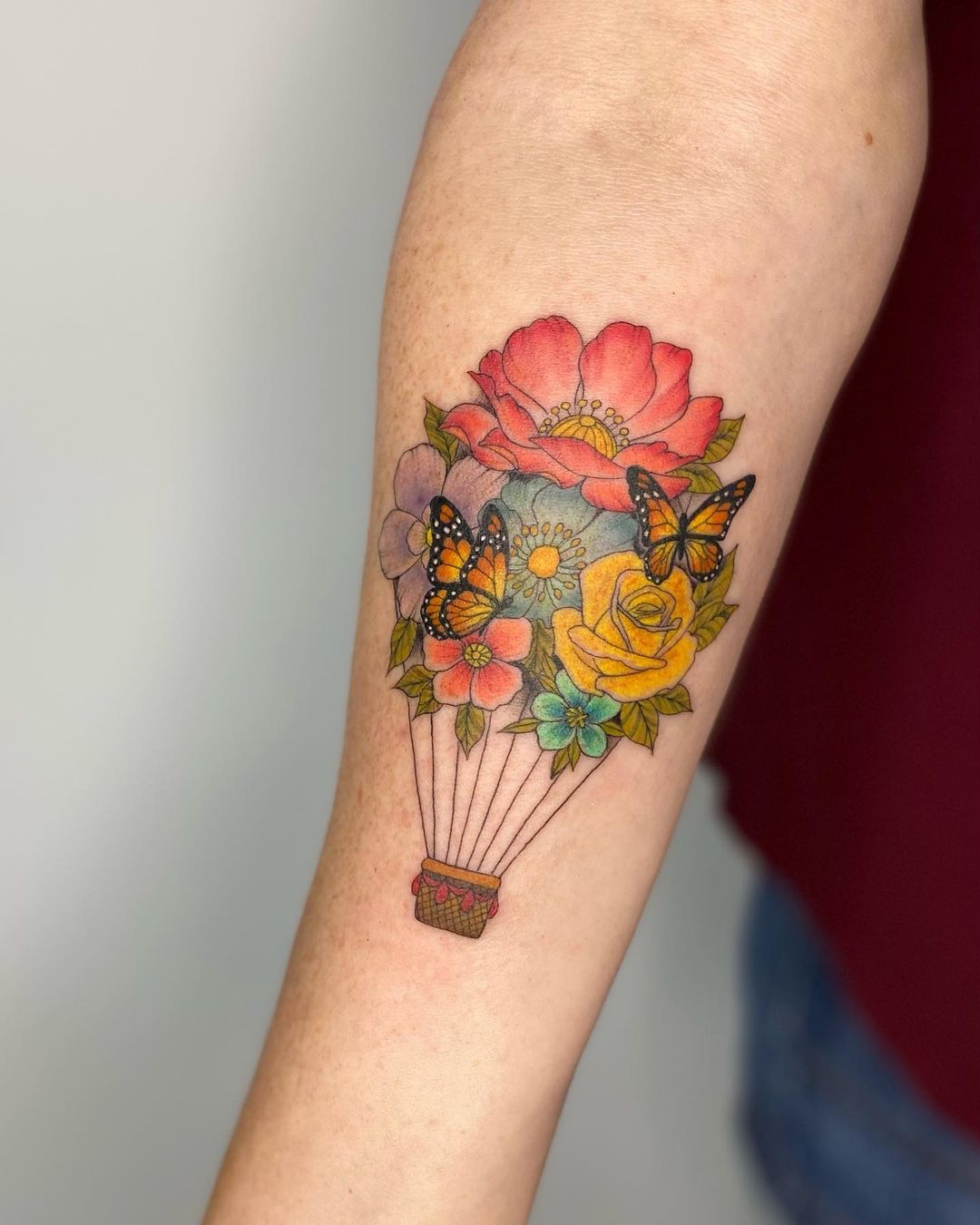 Lindo Tatuaje de Flor de Color en el Antebrazo.