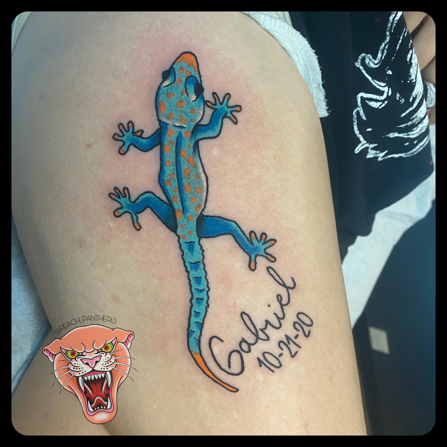 Lindo tatuaje de muslo de lagarto