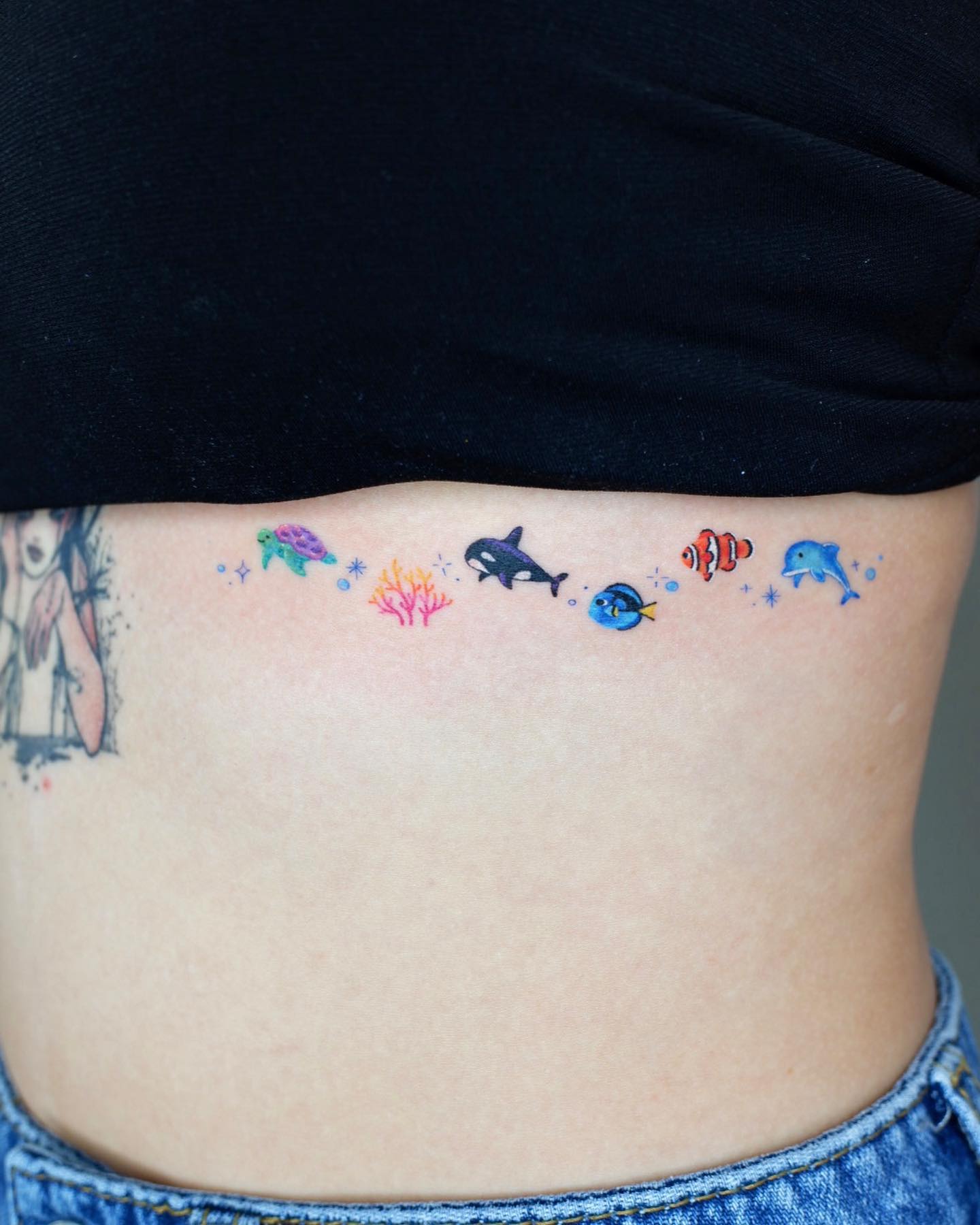 Peces, pequeños, delfines, tatuajes.