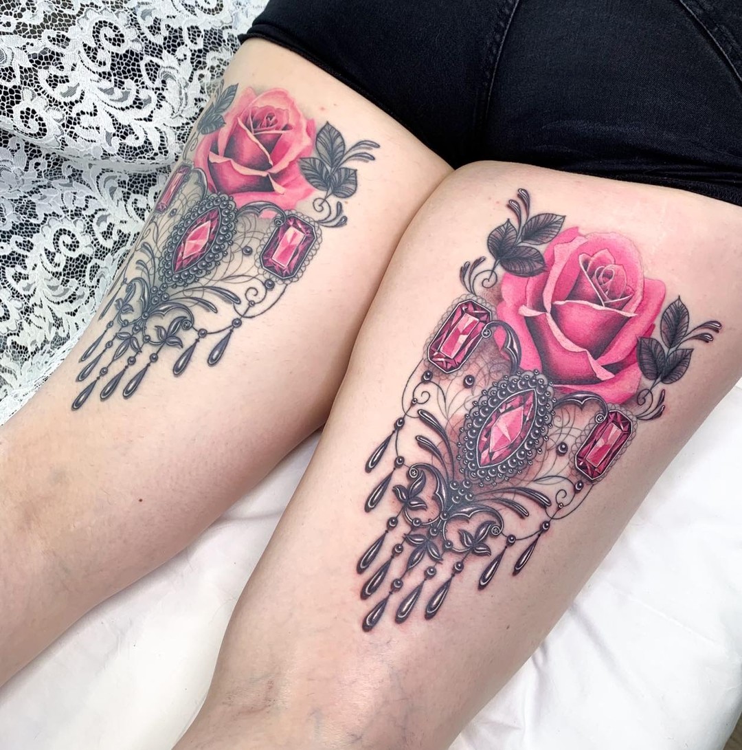 Rosas Rosadas y Tatuaje en el Muslo Joyería