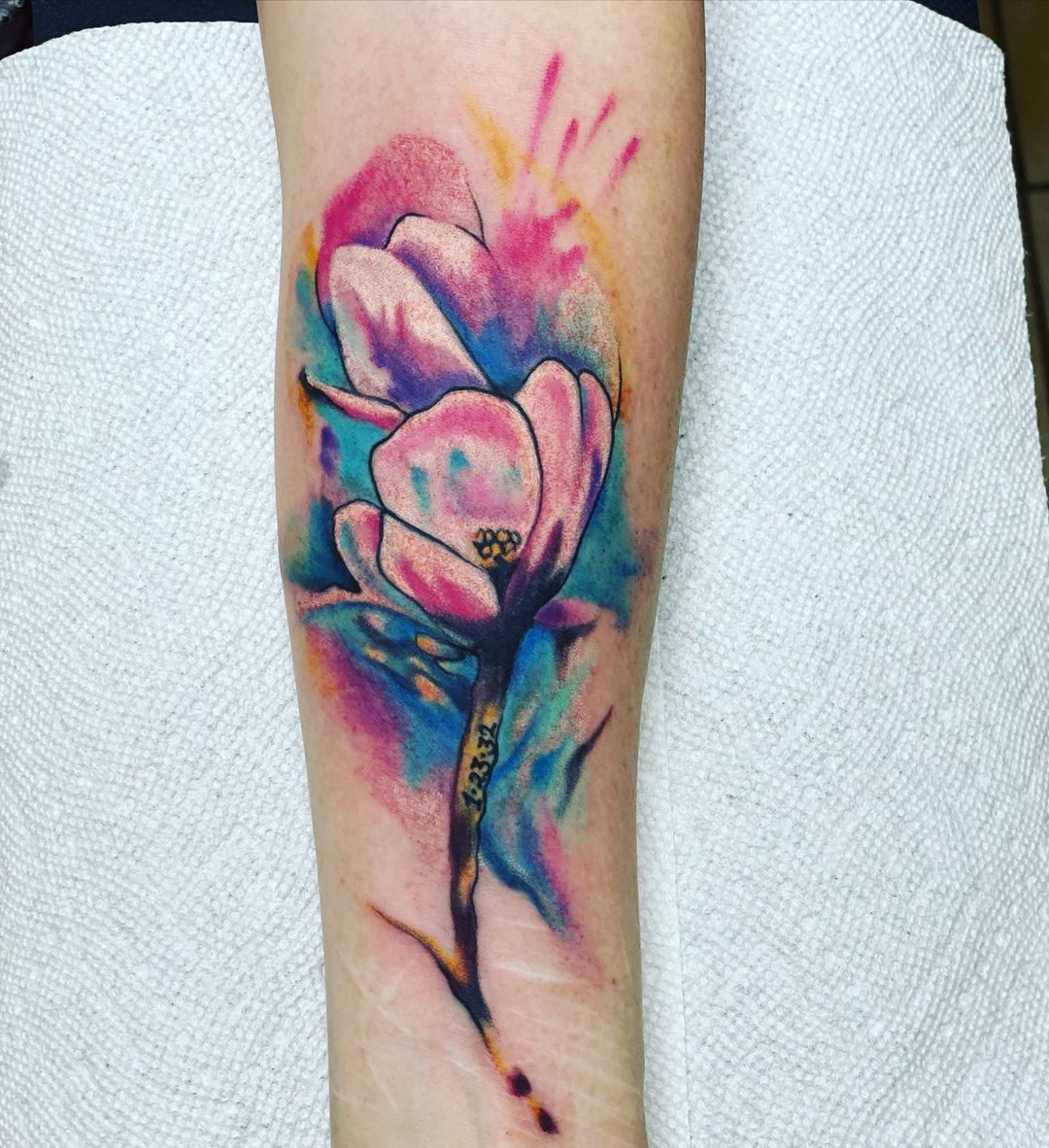 Tatuaje de antebrazo con tulipán rosa