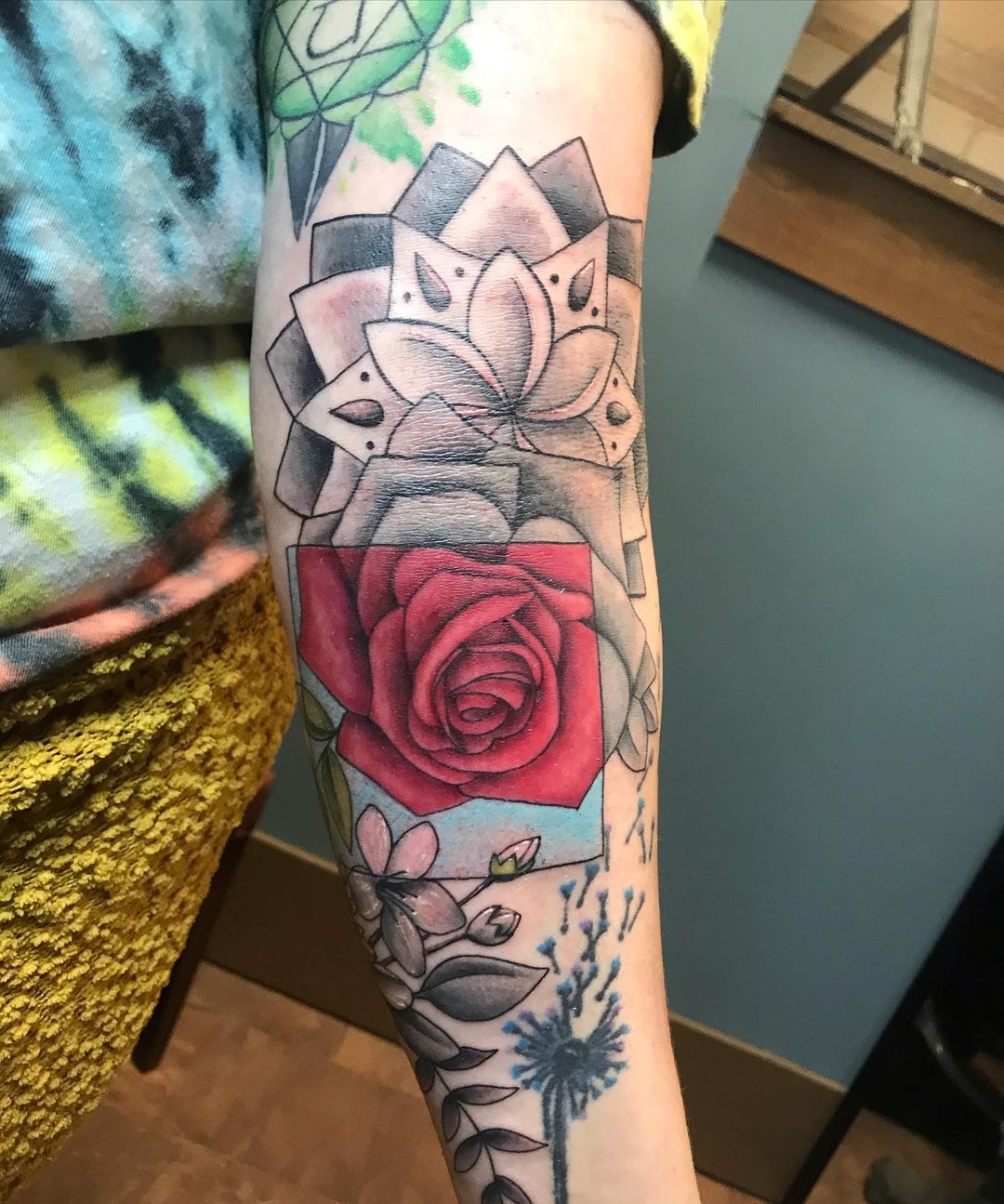 Tatuaje de Brazo de Rosa Floral