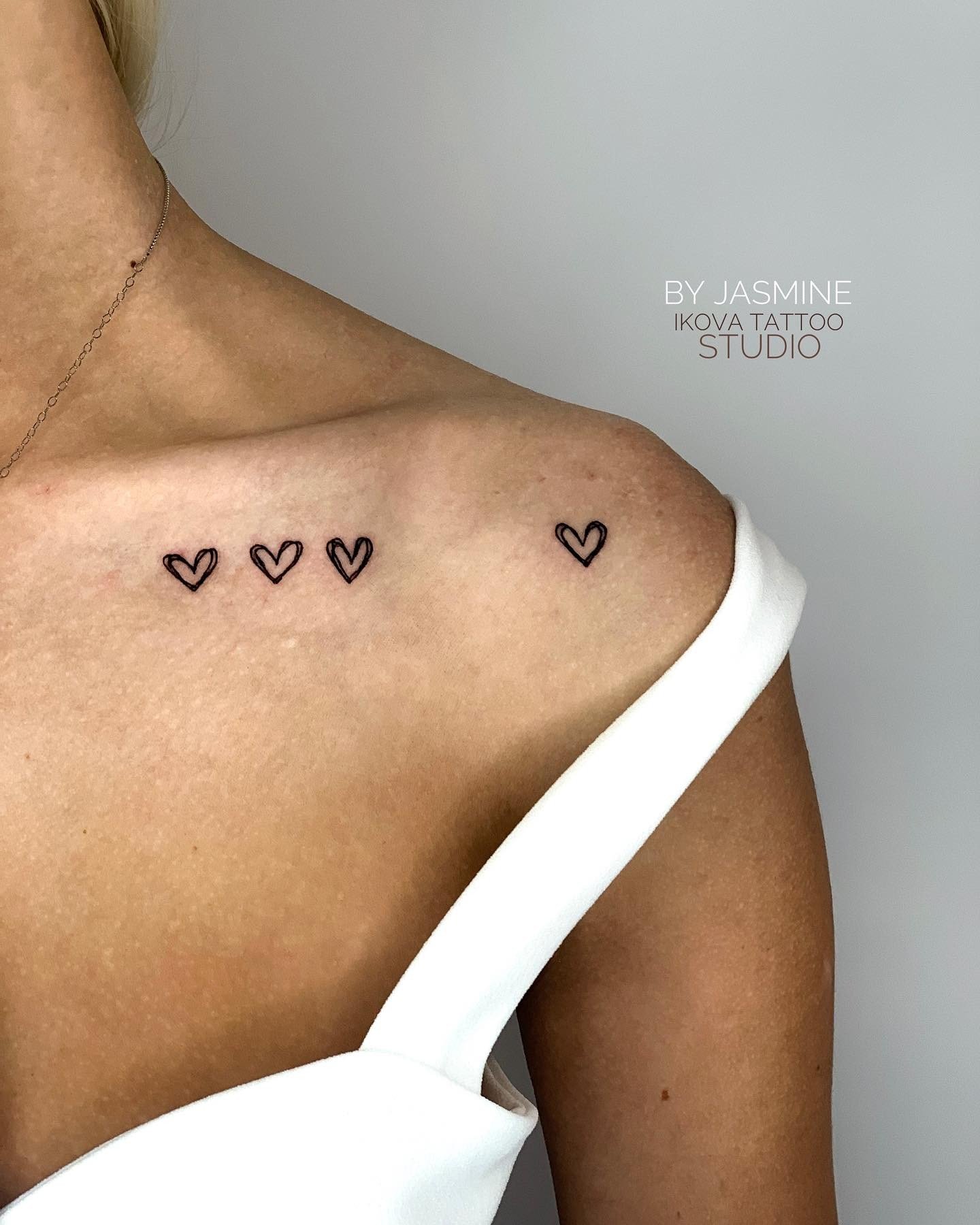 Tatuaje de clavícula con corazones pequeños