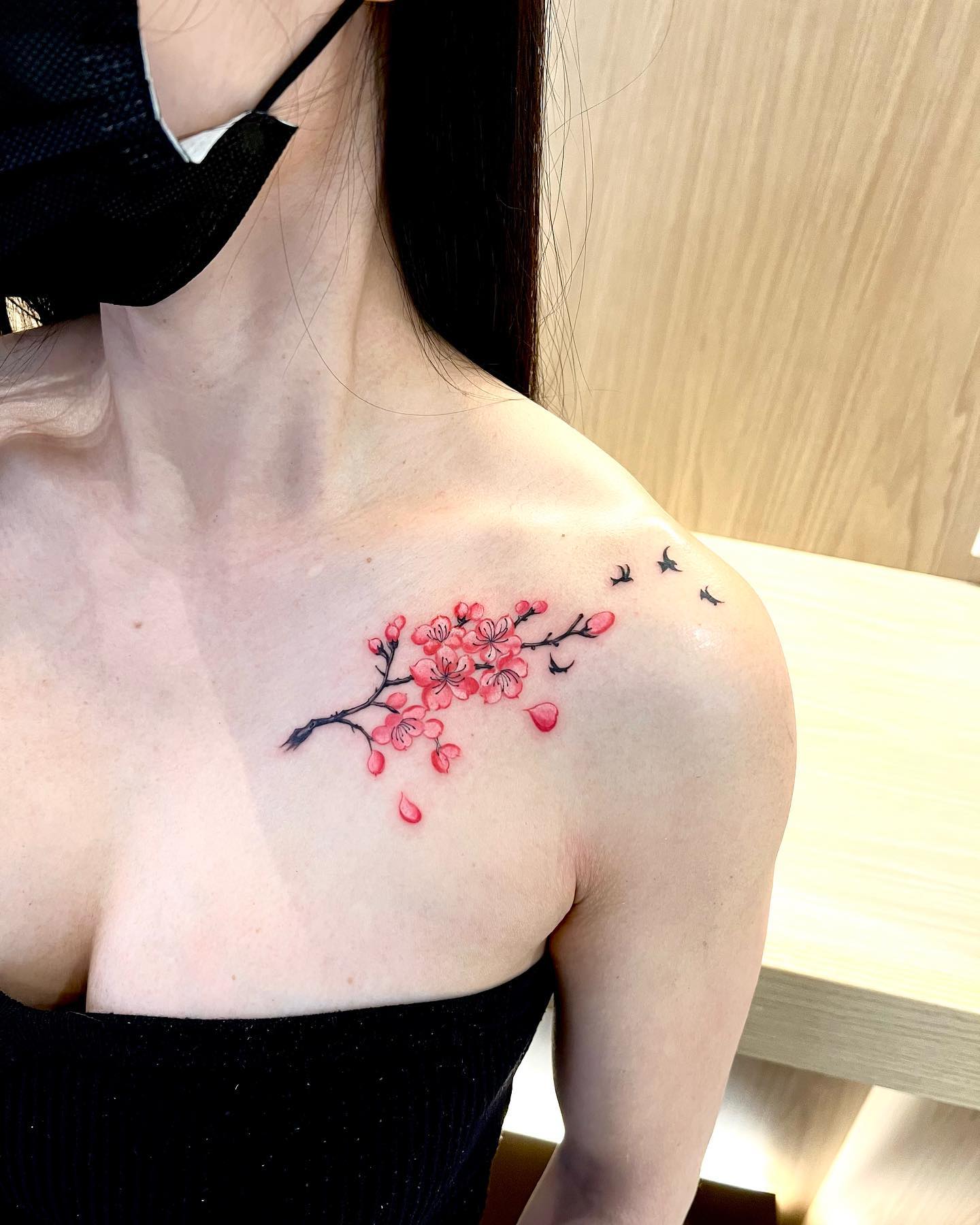 Tatuaje de Clavícula de Flor de Cerezo Japonés