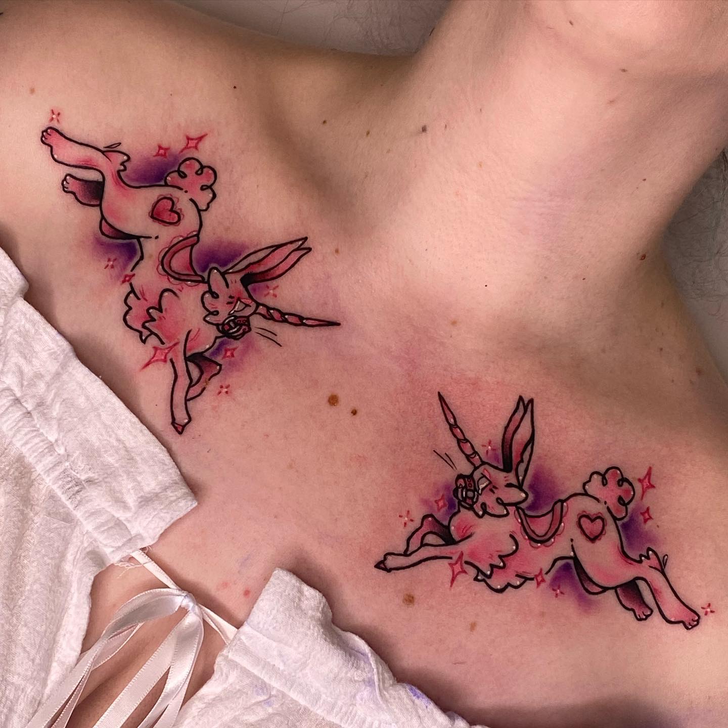 Tatuaje de clavícula de unicornio rosa brillante