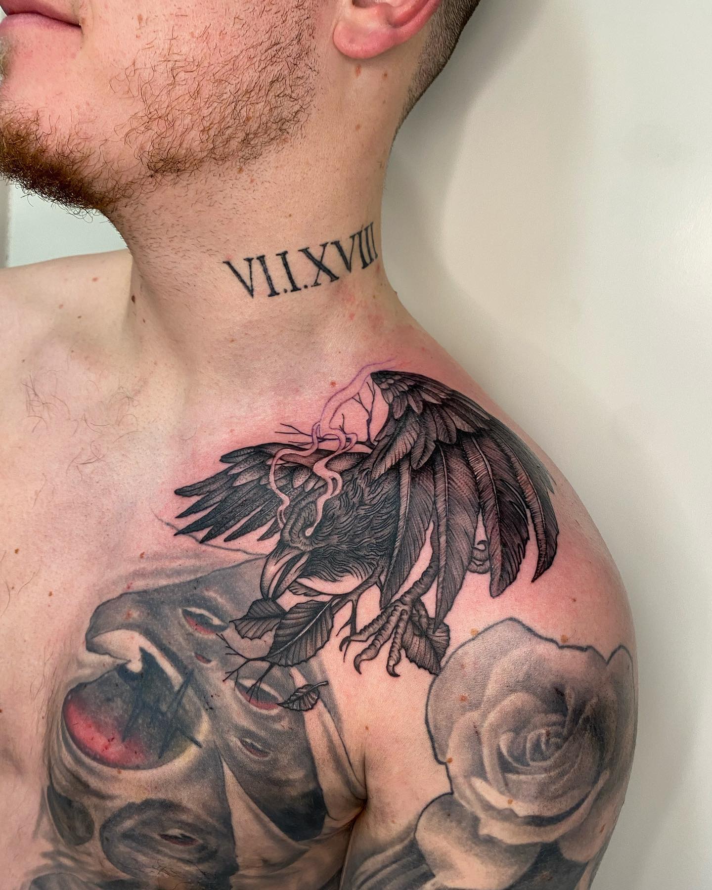 Tatuaje de Clavícula en Numeración Romana con un Pájaro