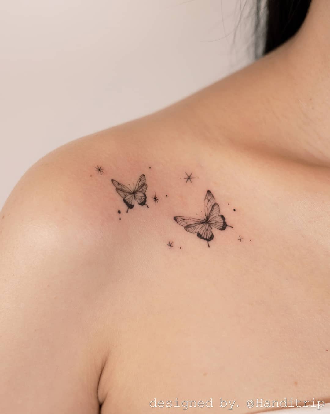 Tatuaje de clavícula mujeres estampado de mariposa