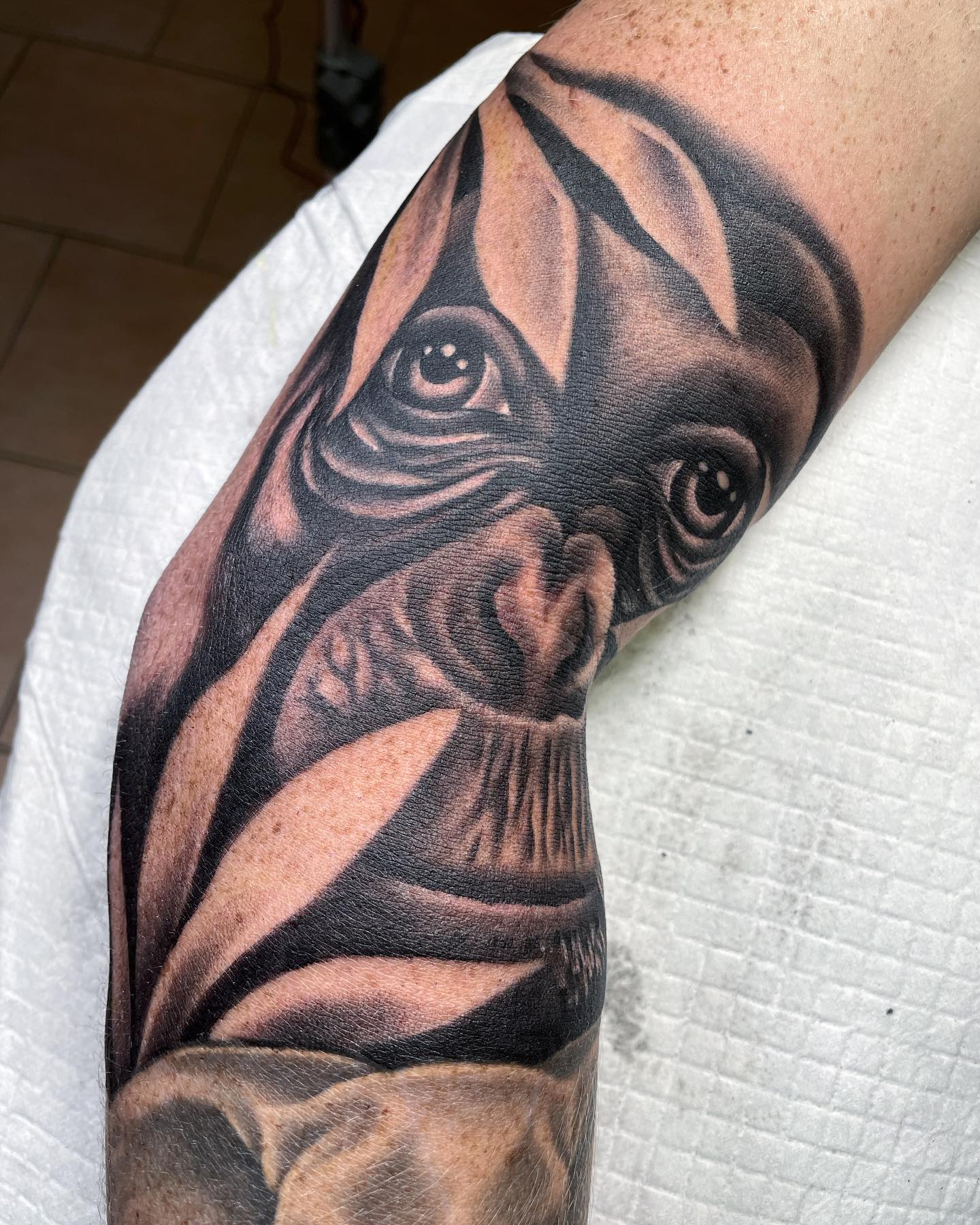 Tatuaje de codo de animal con tinta negra