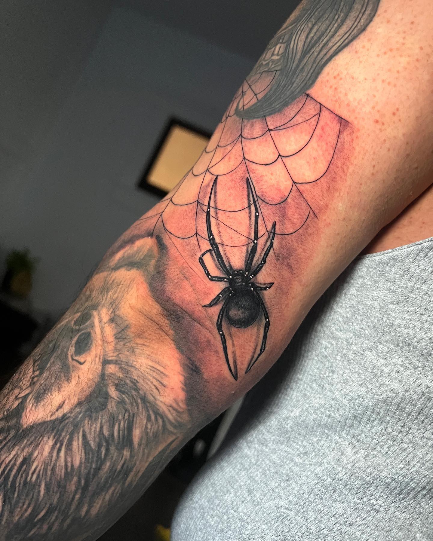 Tatuaje de codo de araña