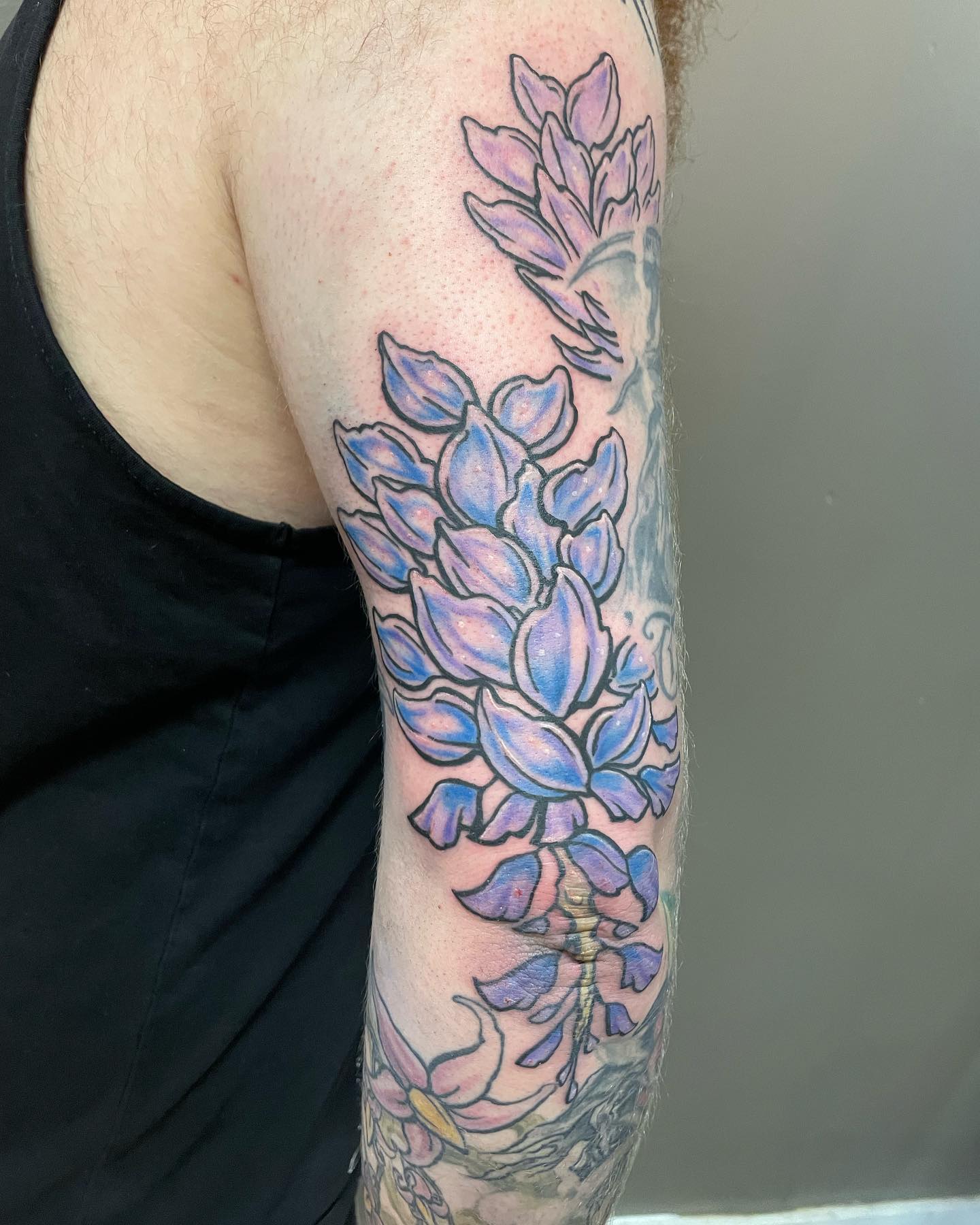 Tatuaje de codo floral azul