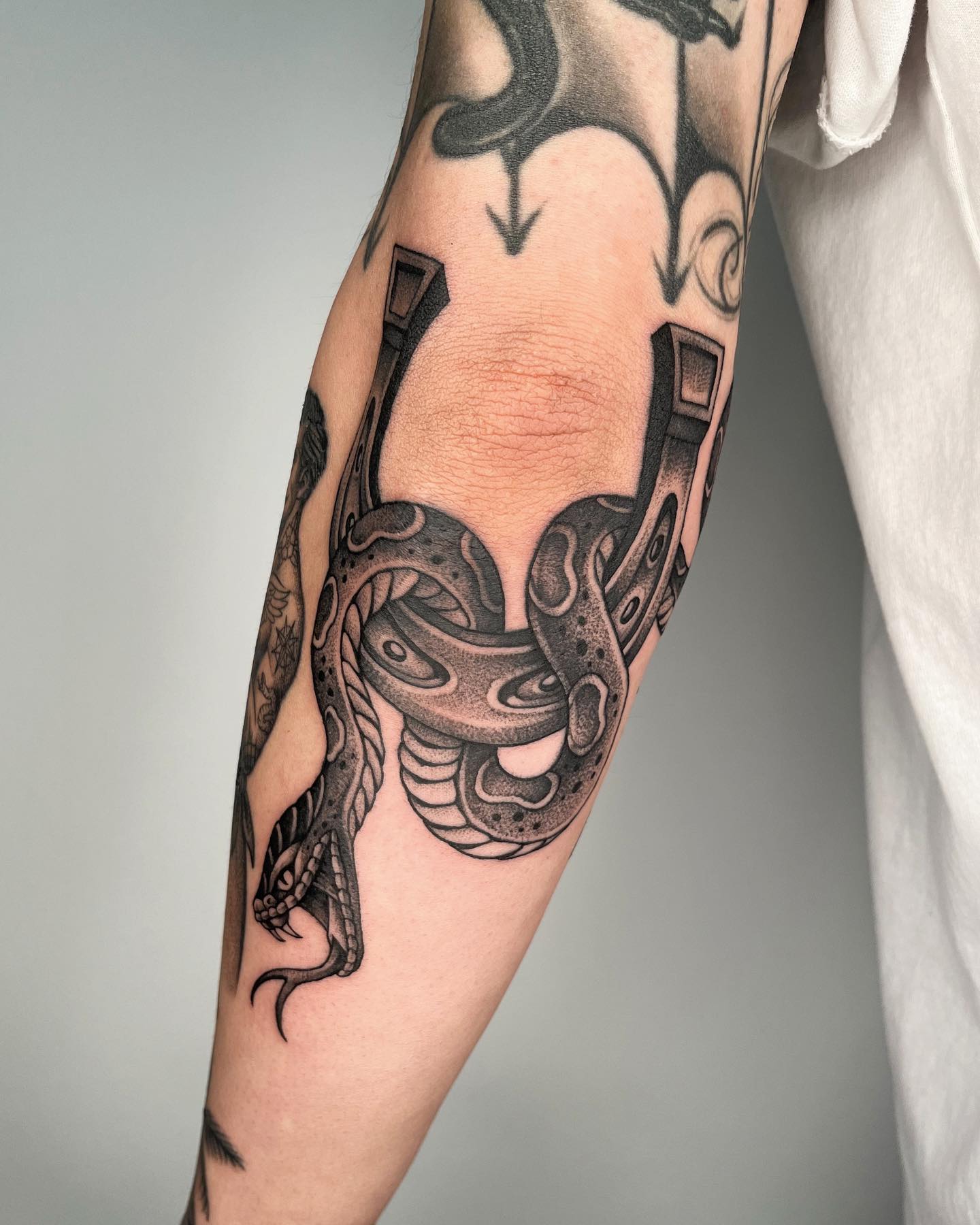 Tatuaje de codo negro con diseño de serpiente
