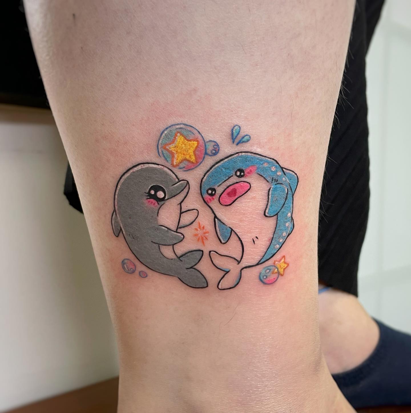 Tatuaje de delfín caricatura lindo