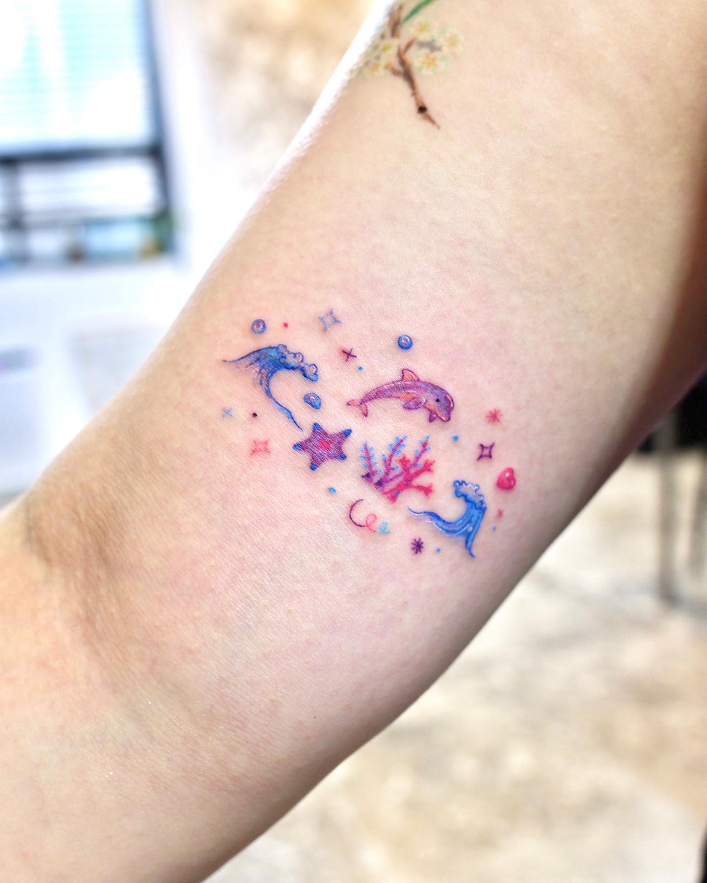 Tatuaje de delfín colorido.
