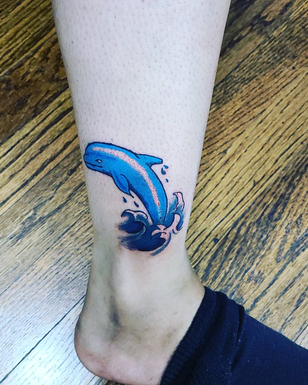 Tatuaje de delfín de pierna azul