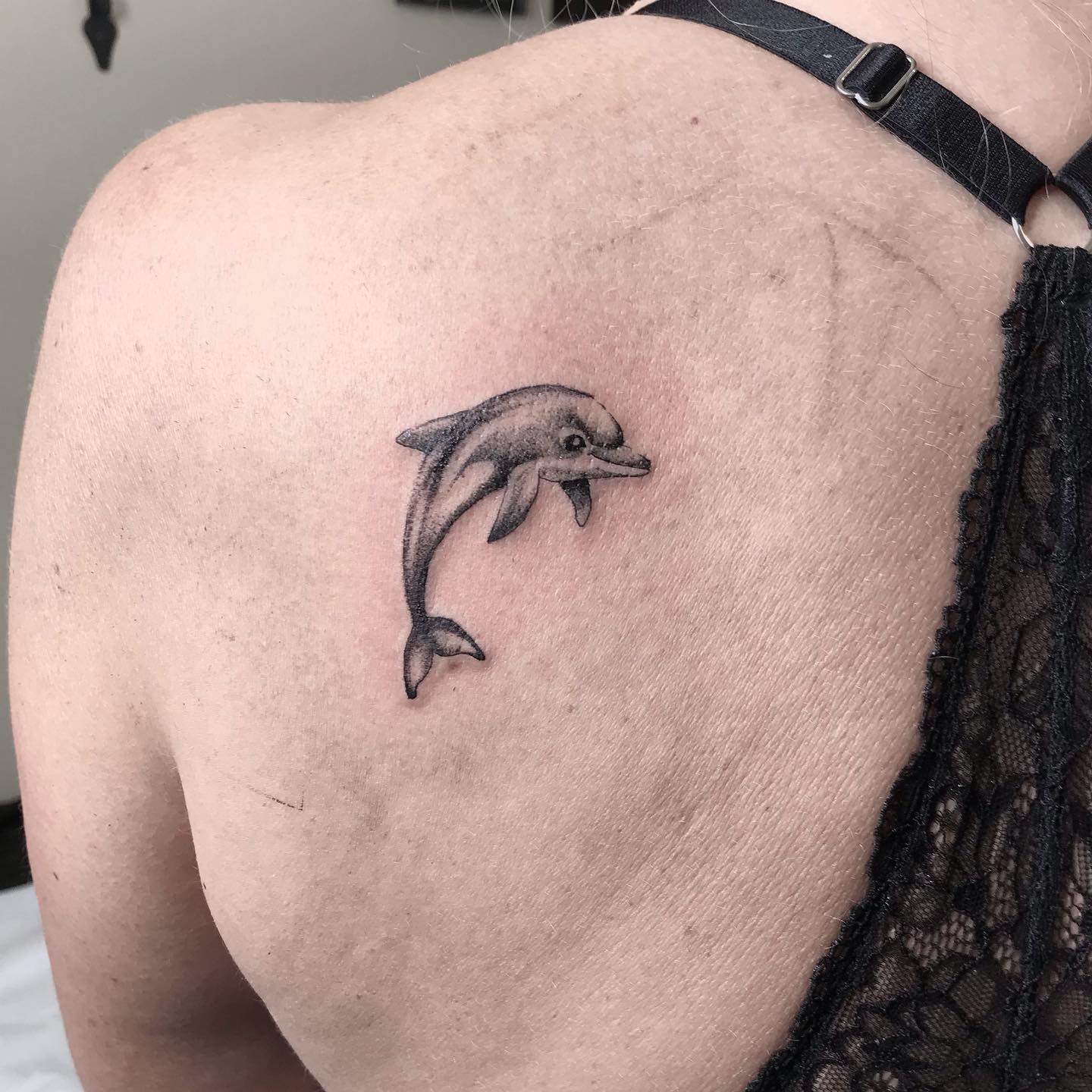 Tatuaje de delfín negro en la espalda