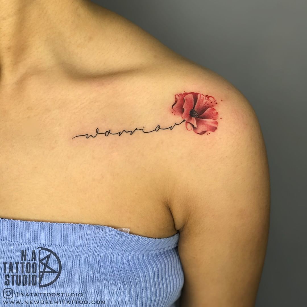Tatuaje de flor roja en la clavícula.