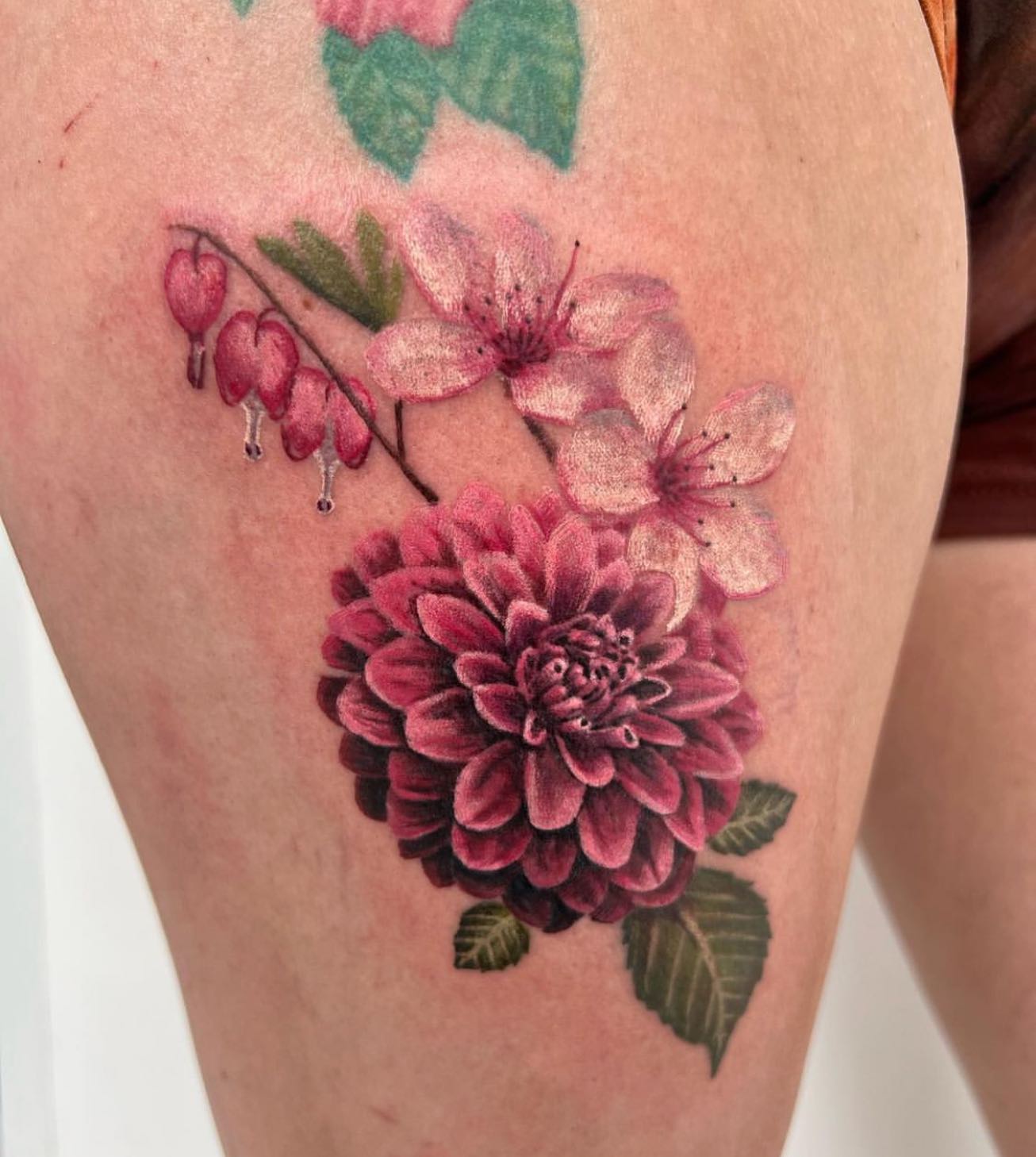 Tatuaje de flor vibrante en el muslo.