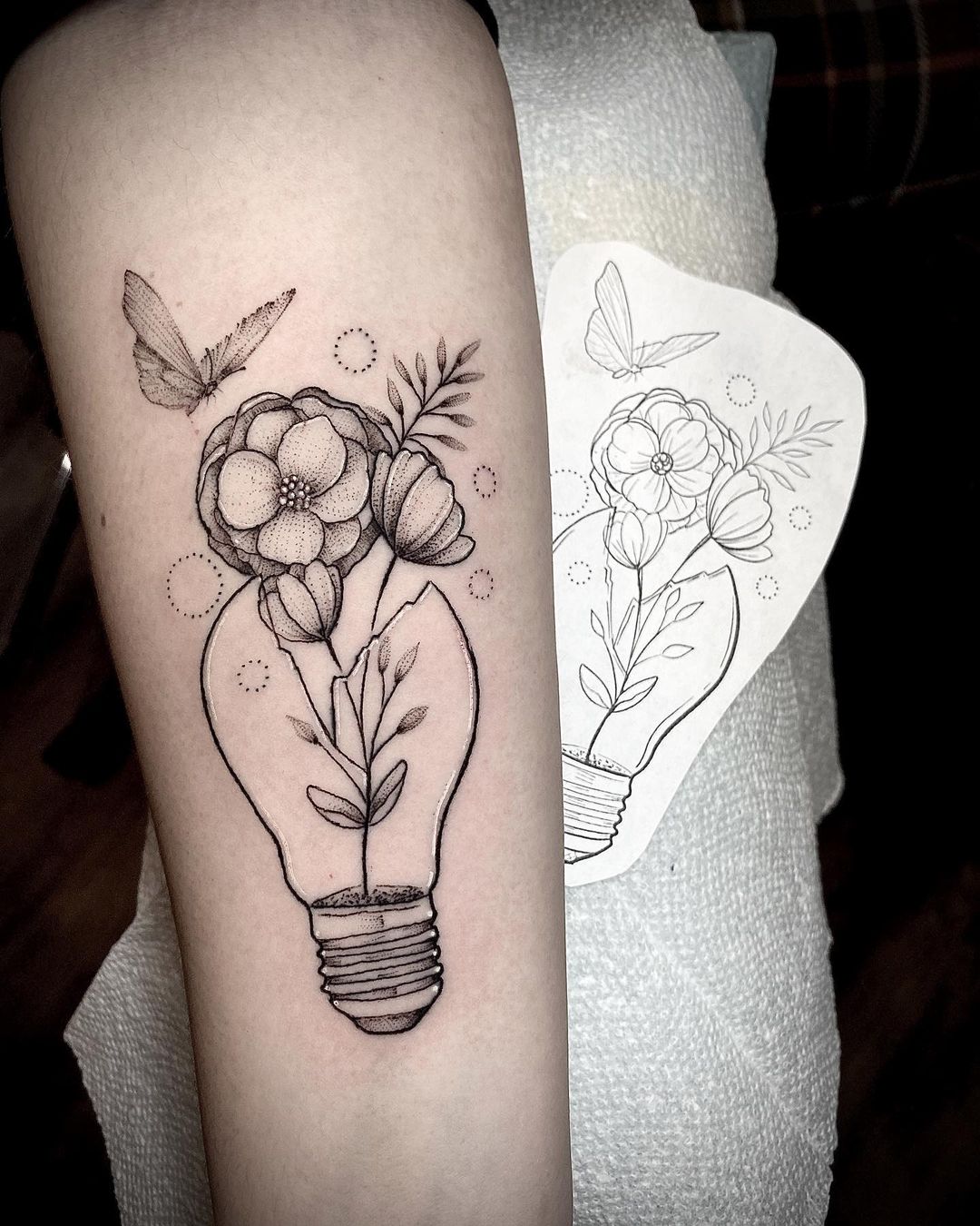 Tatuaje de flores en el antebrazo