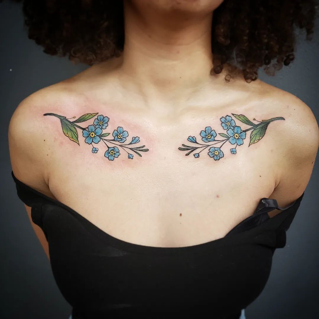 Tatuaje de Flores en la Clavícula Azul
