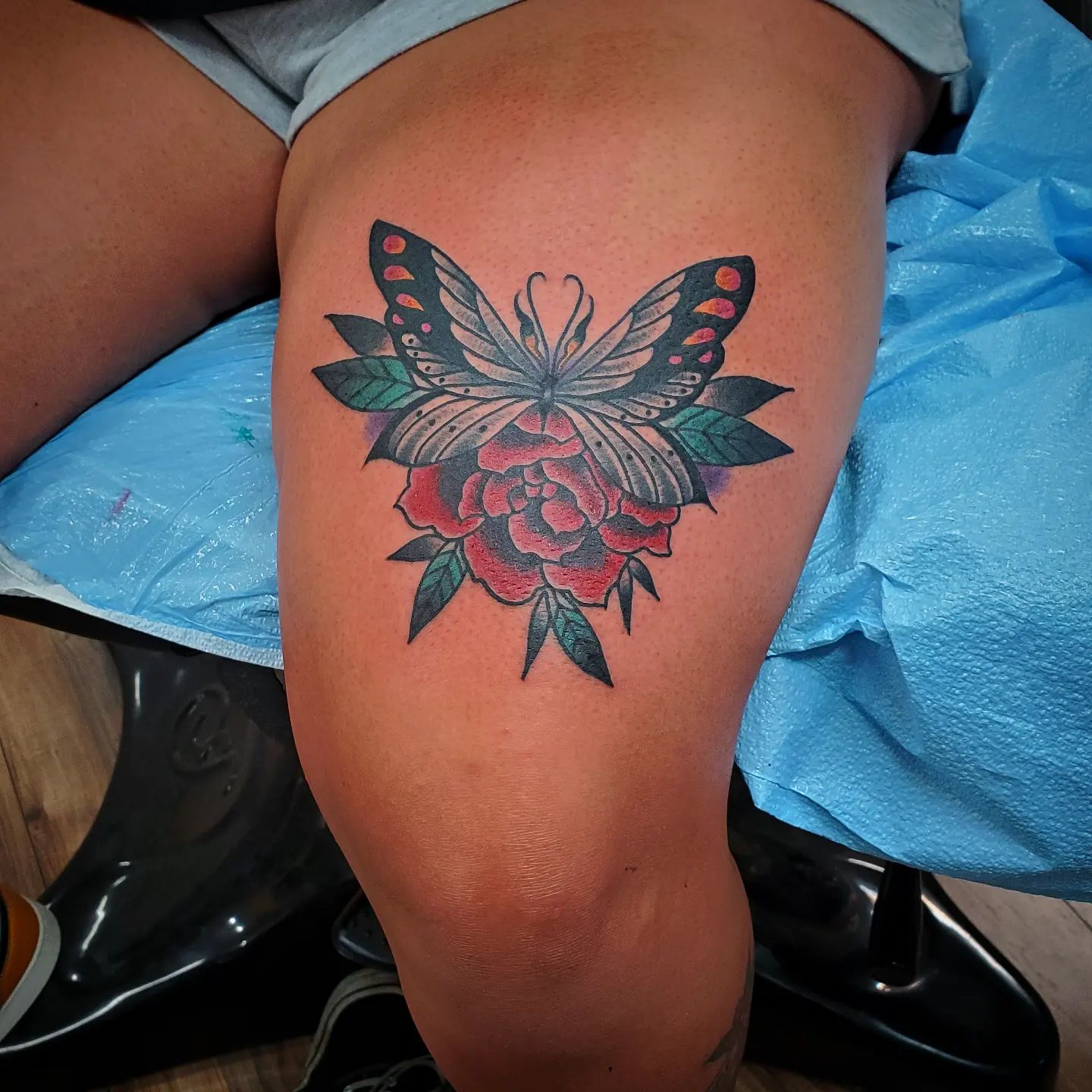 Tatuaje de mariposa en el muslo.