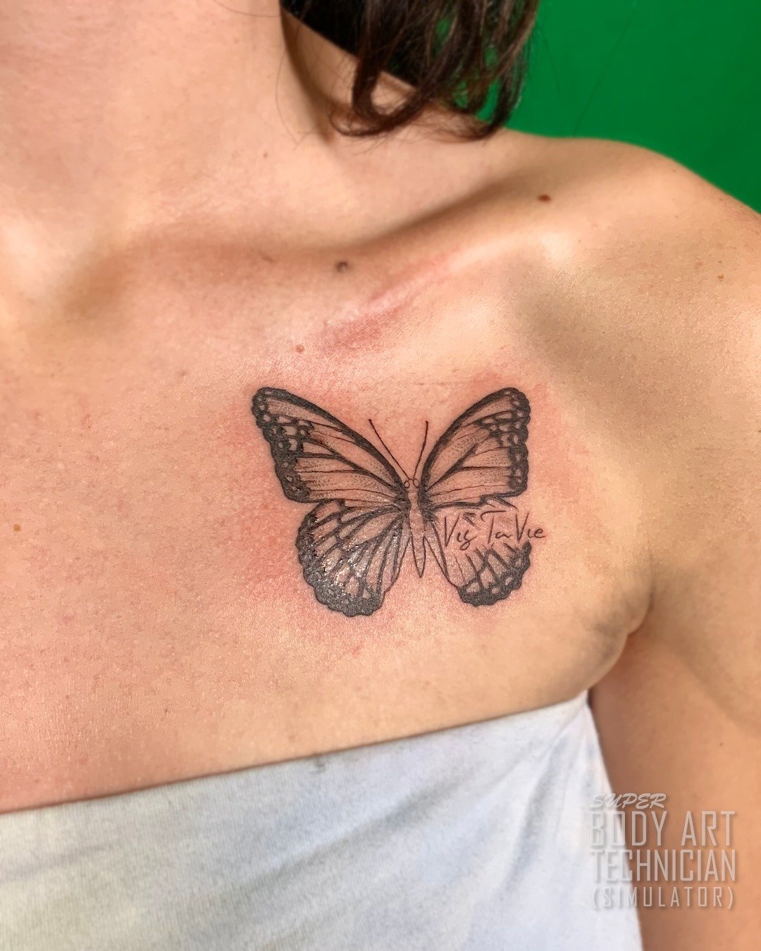 Tatuaje de mariposa en la clavícula