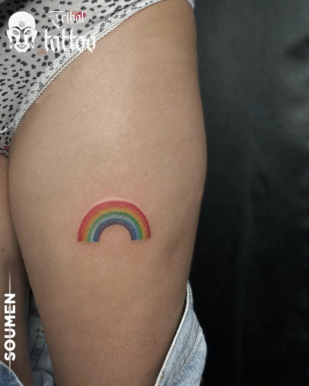 Tatuaje de Muslo Arco Iris