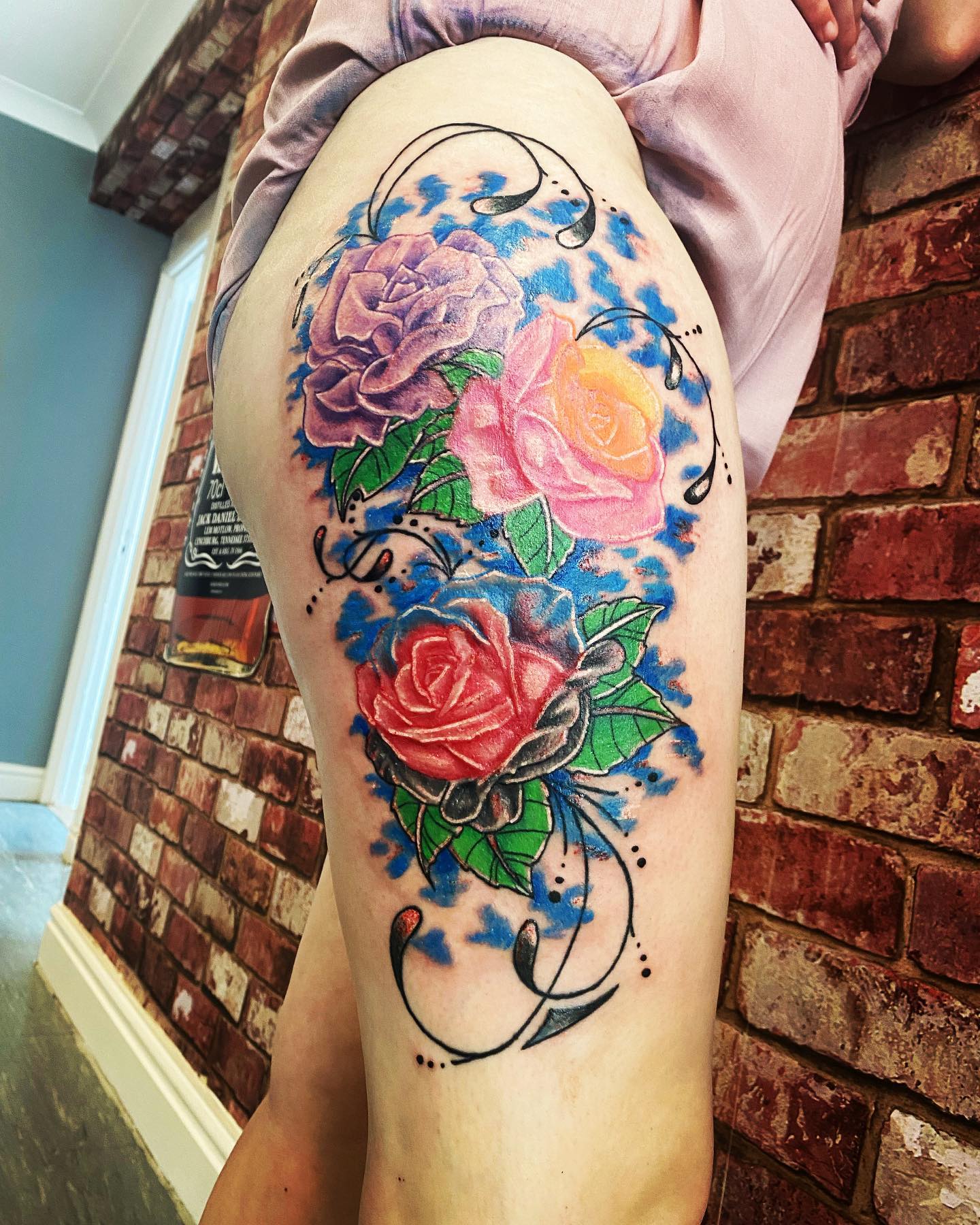 Tatuaje de muslo de flores coloridas