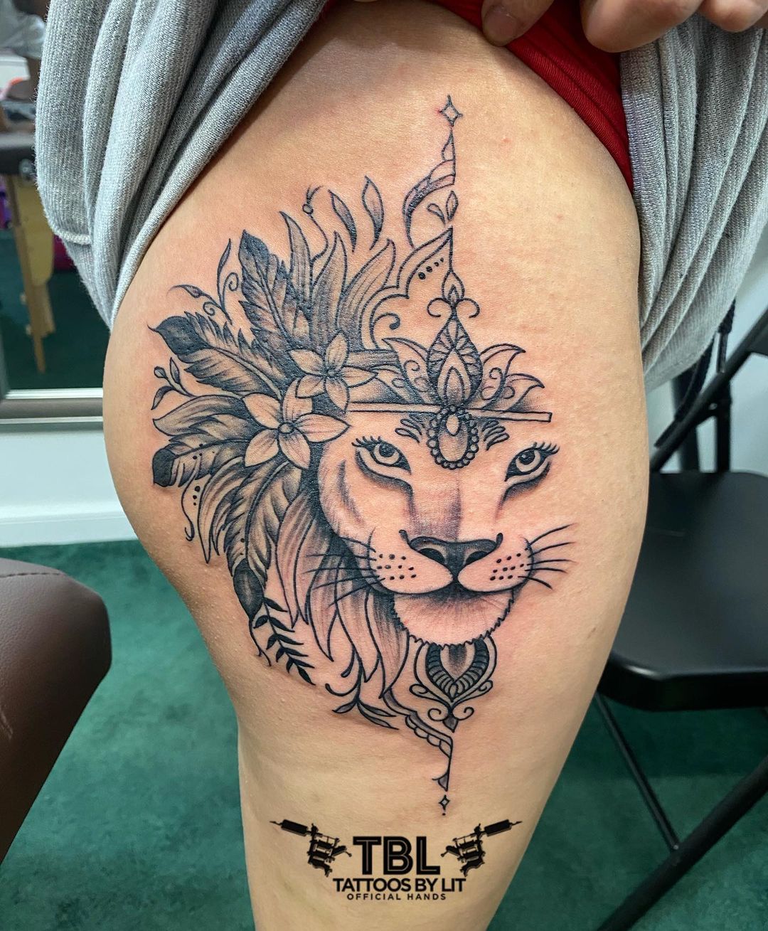 Tatuaje de muslo de león grande para mujeres.