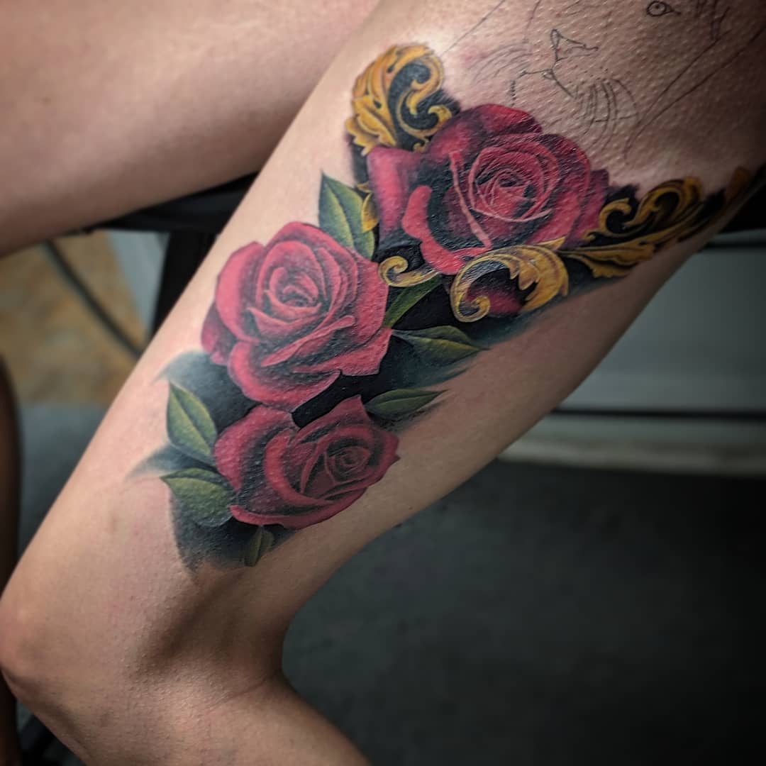 Tatuaje de muslo de rosa roja