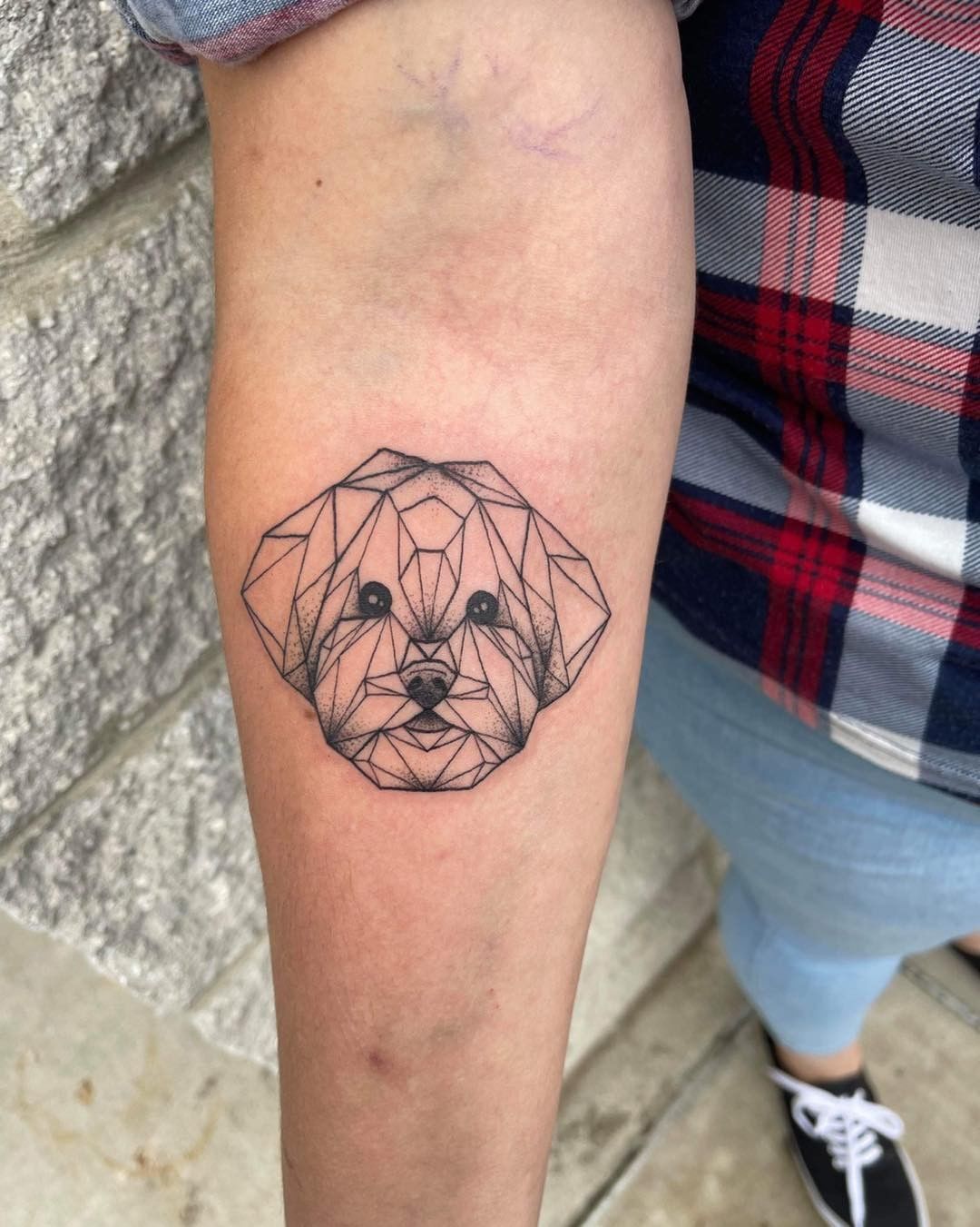 Tatuaje de perro en el antebrazo