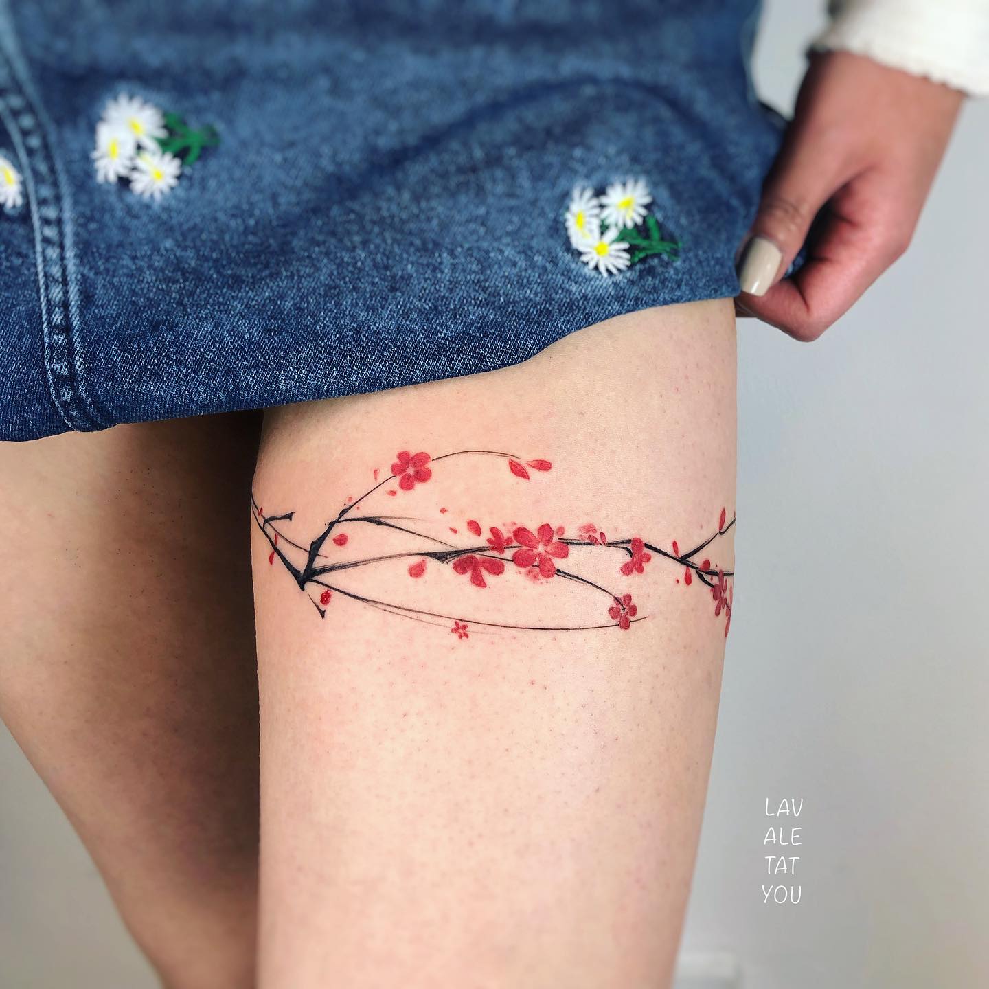 Tatuaje de rama en el muslo