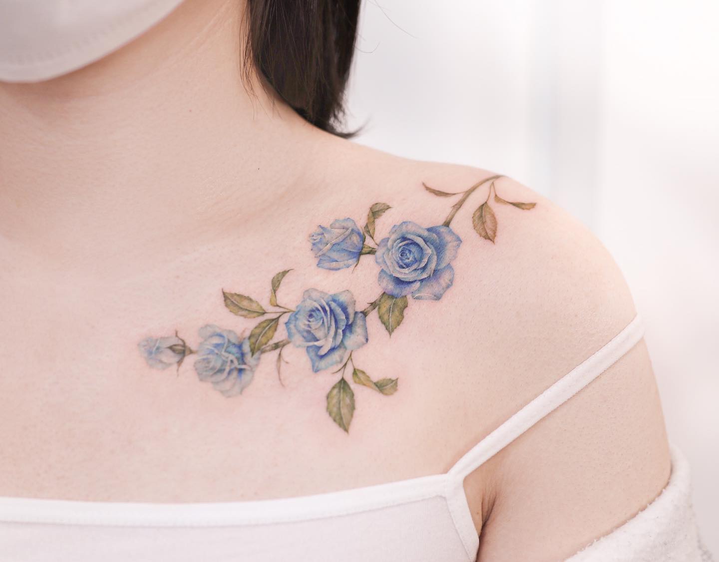 Tatuaje de rosa azul en clavícula