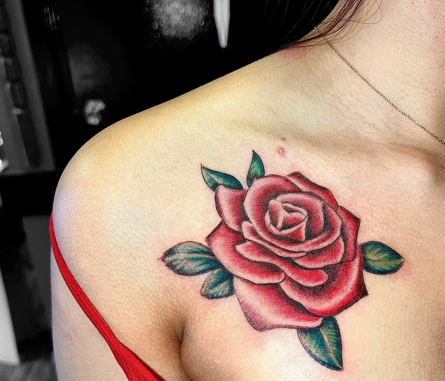 Tatuaje de Rosa Roja en la Clavícula Impreso