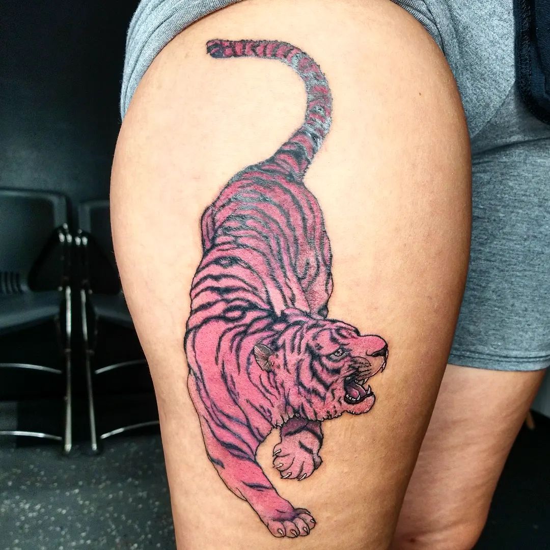 Tatuaje de Tigre Rosa en el Muslo