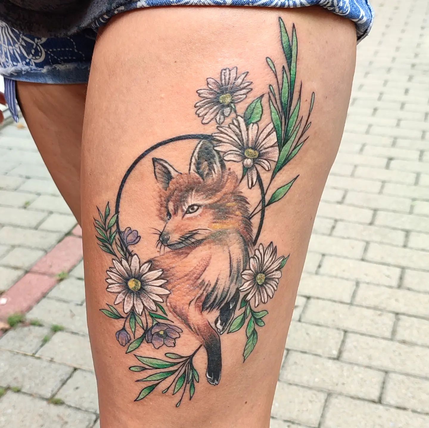 Tatuaje de zorro floral en el muslo