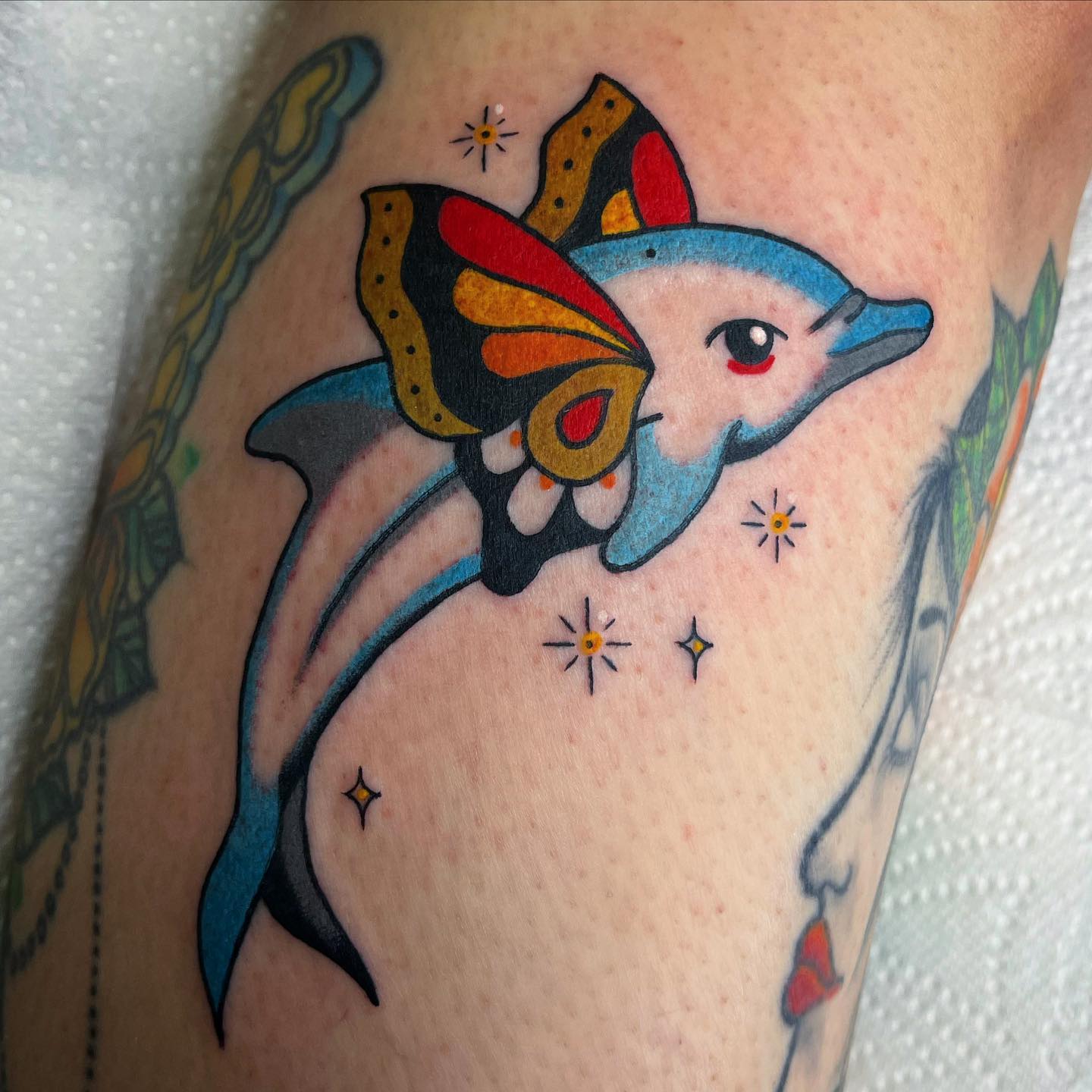 Tatuaje divertido de delfín