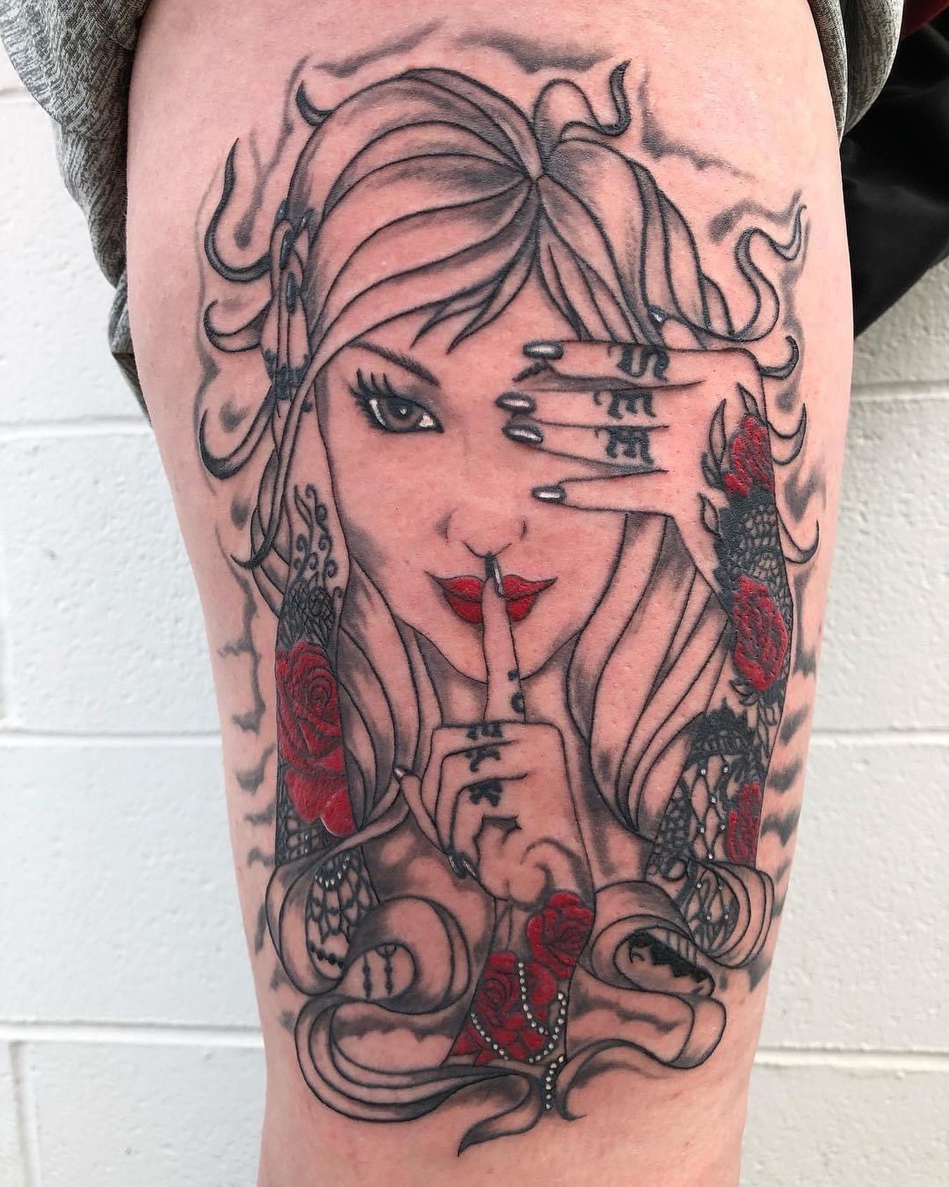 Tatuaje elegante en el muslo de una chica.